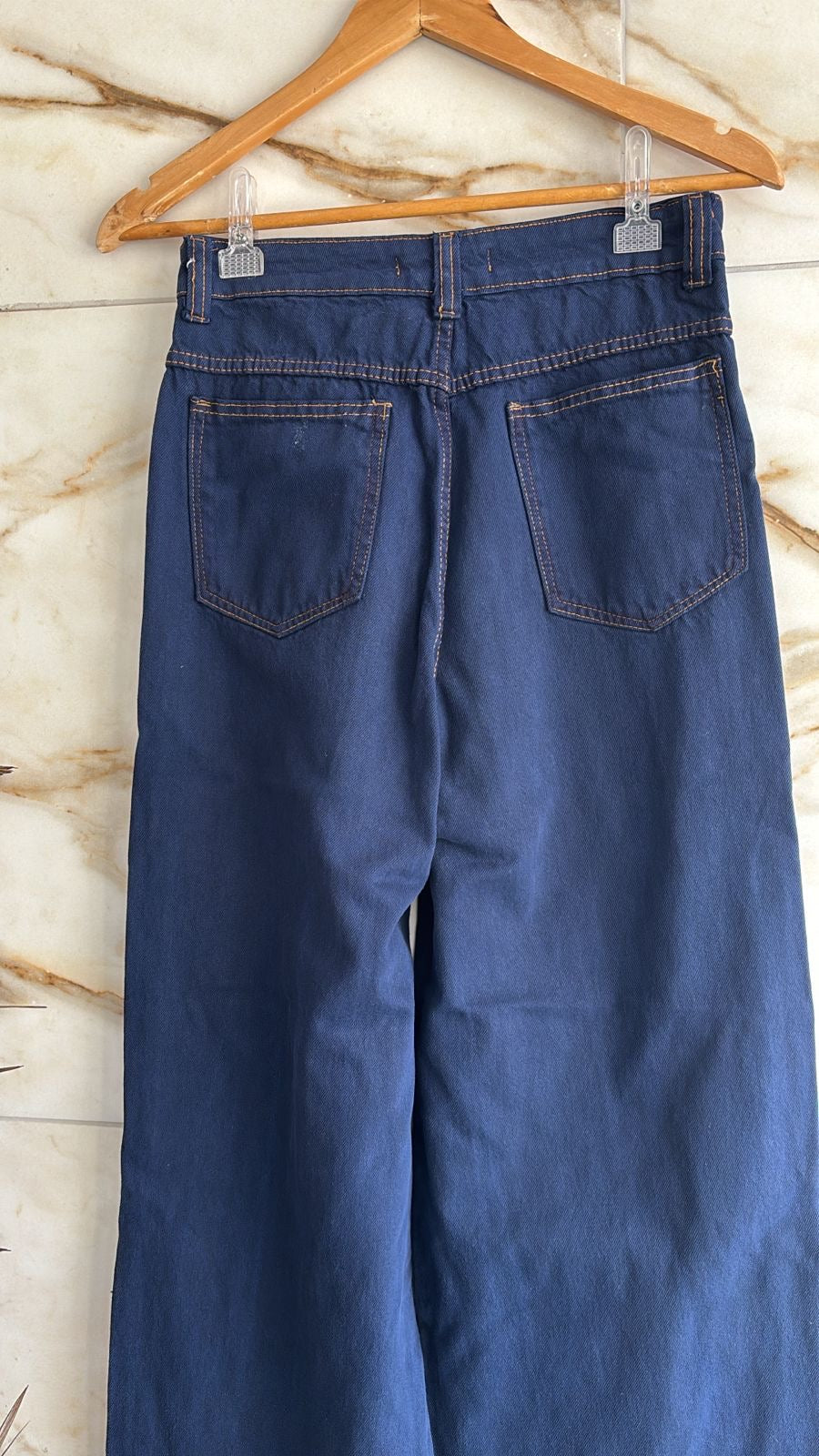 Calça jeans wide leg detalhes nos bolsos frontais