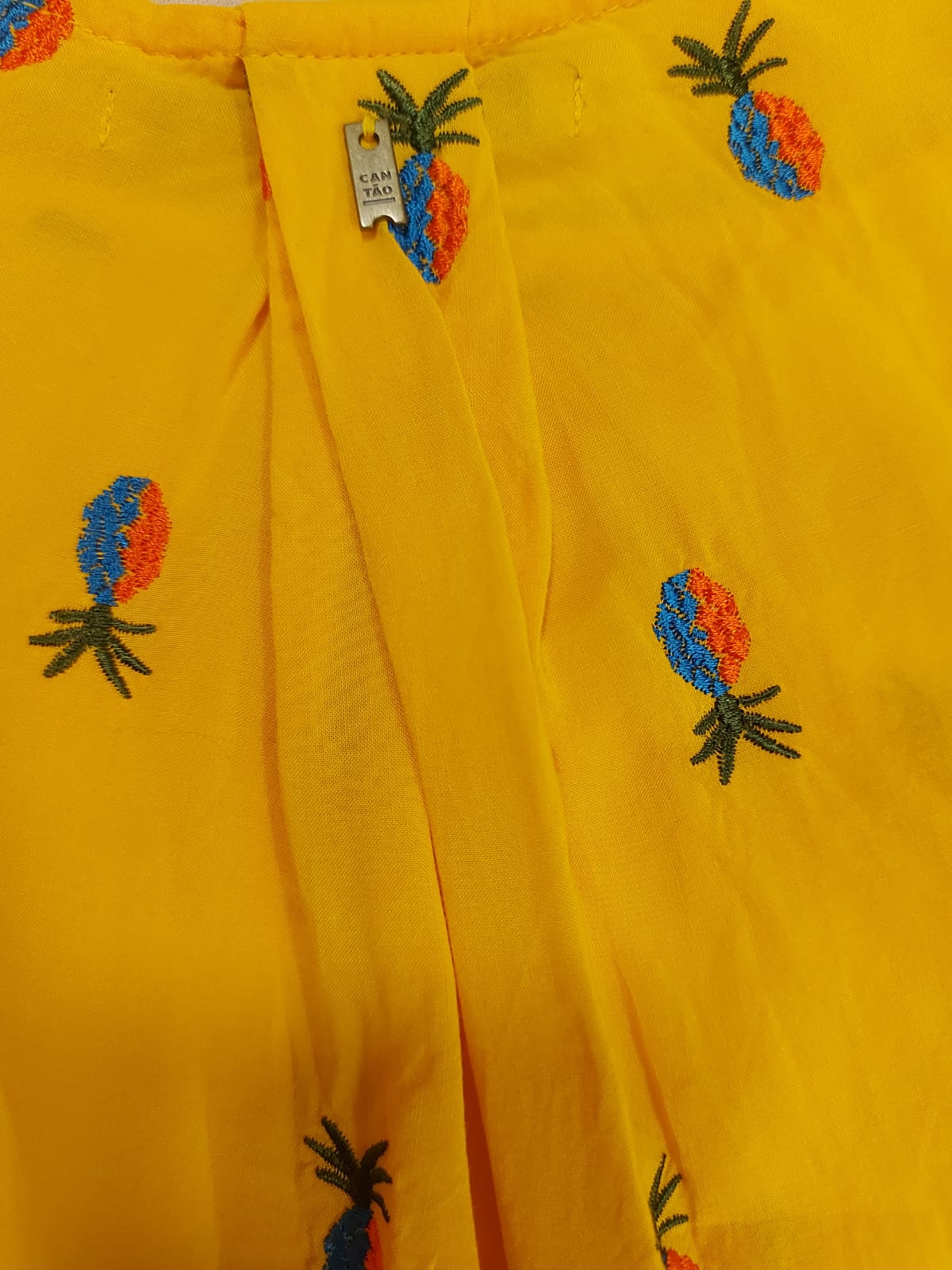 Blusa Cantão tamanho G nessa cor vibrante de amarelo com mini abacaxis bordados