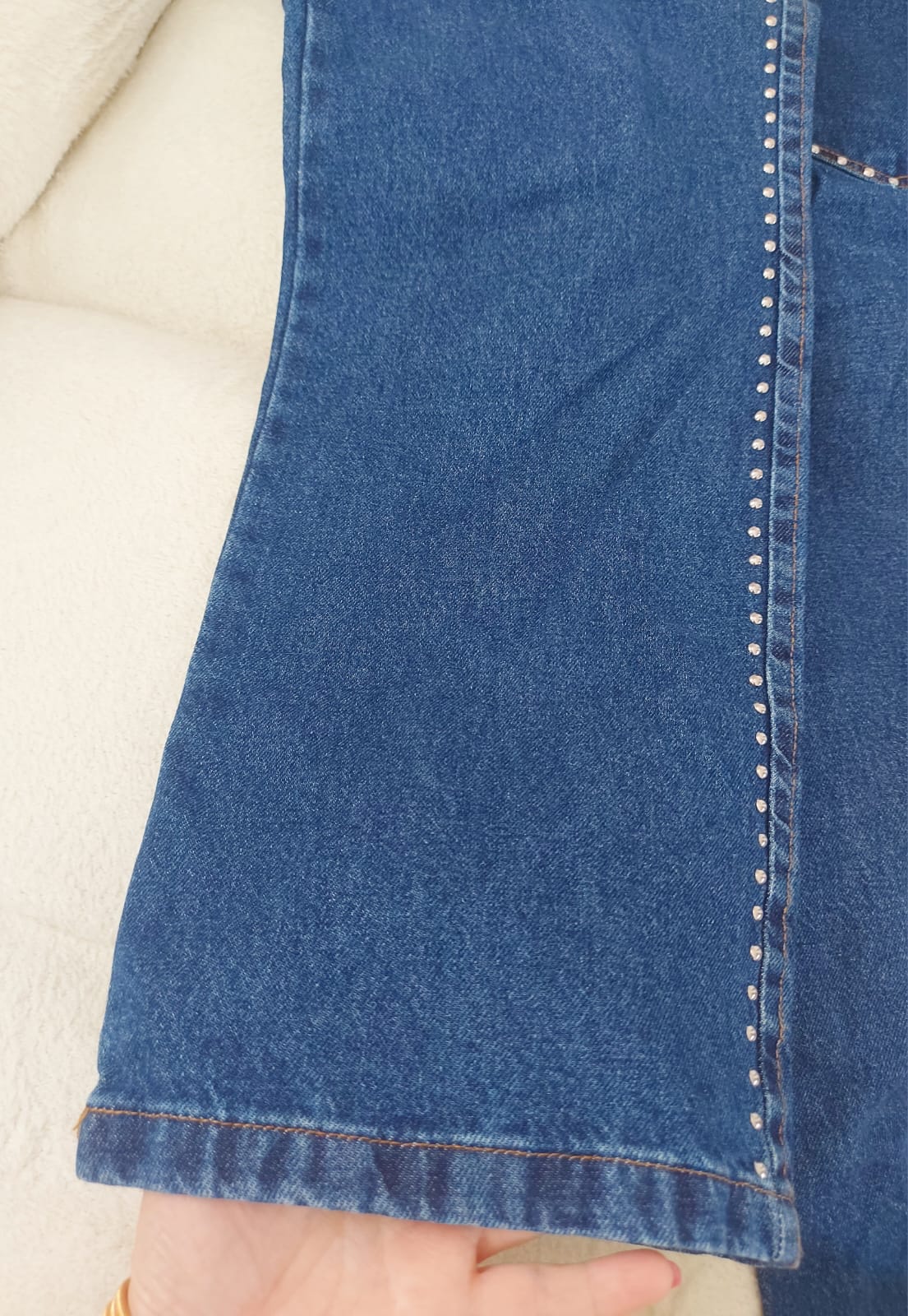 Calça jeans de lavagem azil média no modelo wide leg e detalhes de tachas prateadas nas laterais e bolsos, coz alto, lindíssima, usada apenas uma vez, tamanho 44