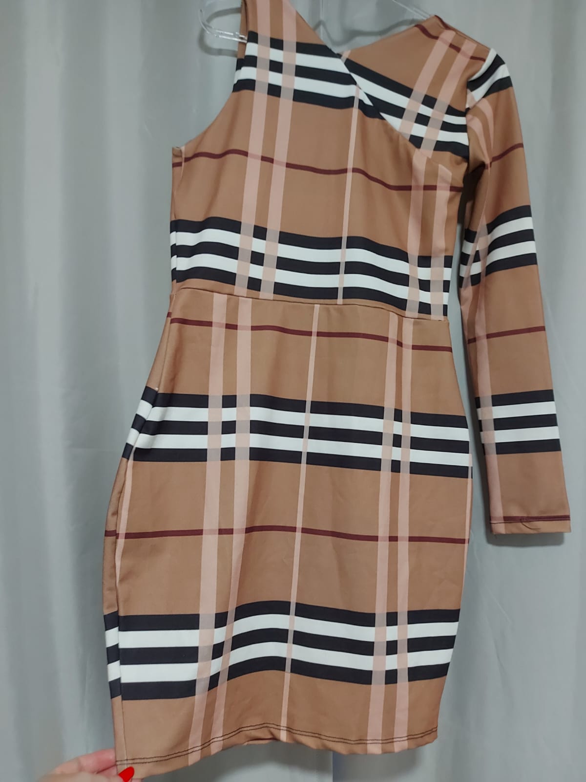 Vestido nula manga, marrom claro com detalhes em listras, a cara do outono/inverno, possui bojo. Tamanho M