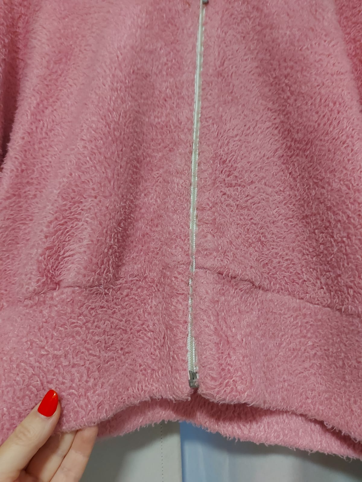 Casaco modelo cropd, na cor rosa, peludinho, possui capuz, tamanho M