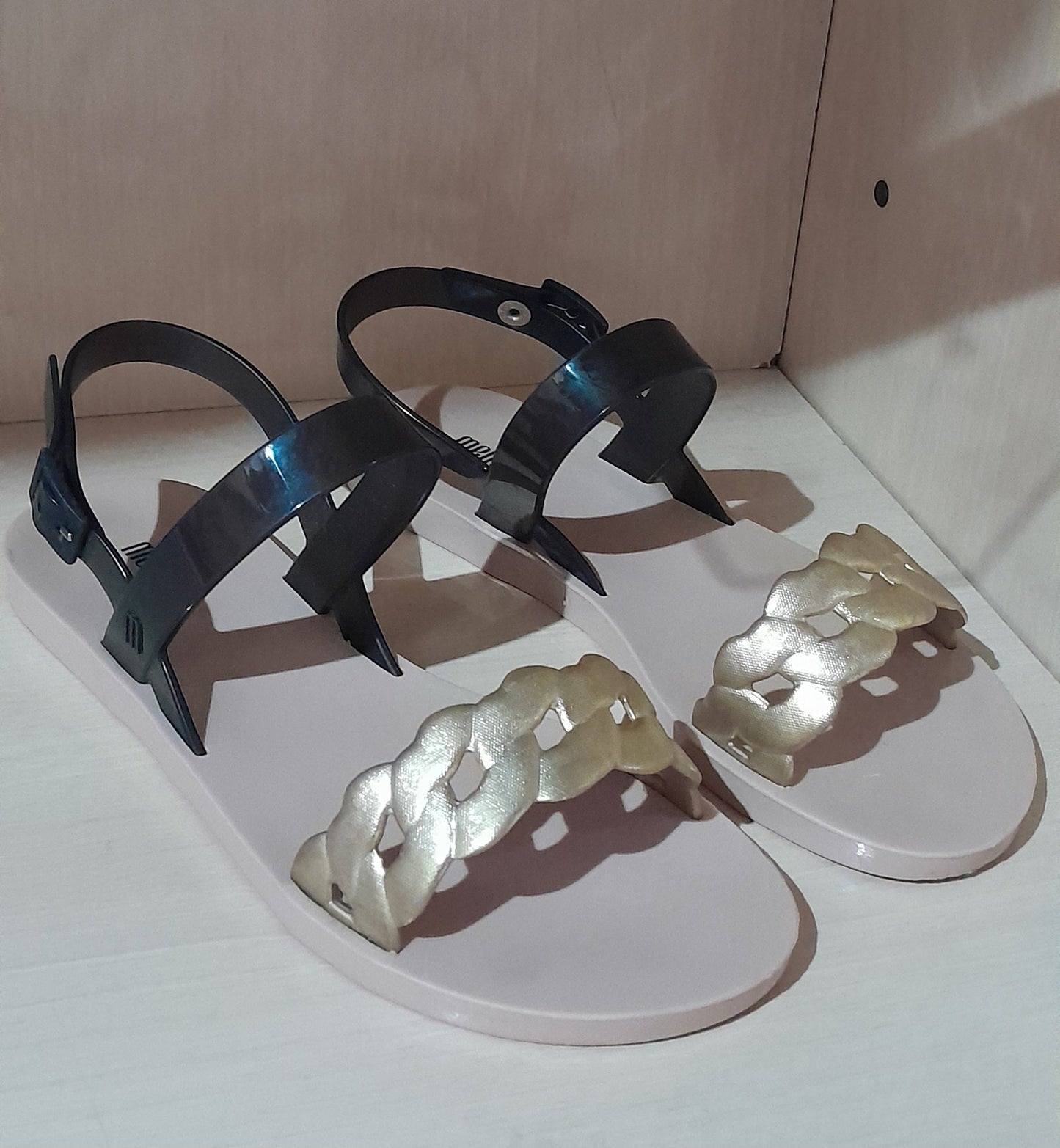 Sandália Melissa Feminina Rasteira – Nude com Dourado e Preto tam 36
