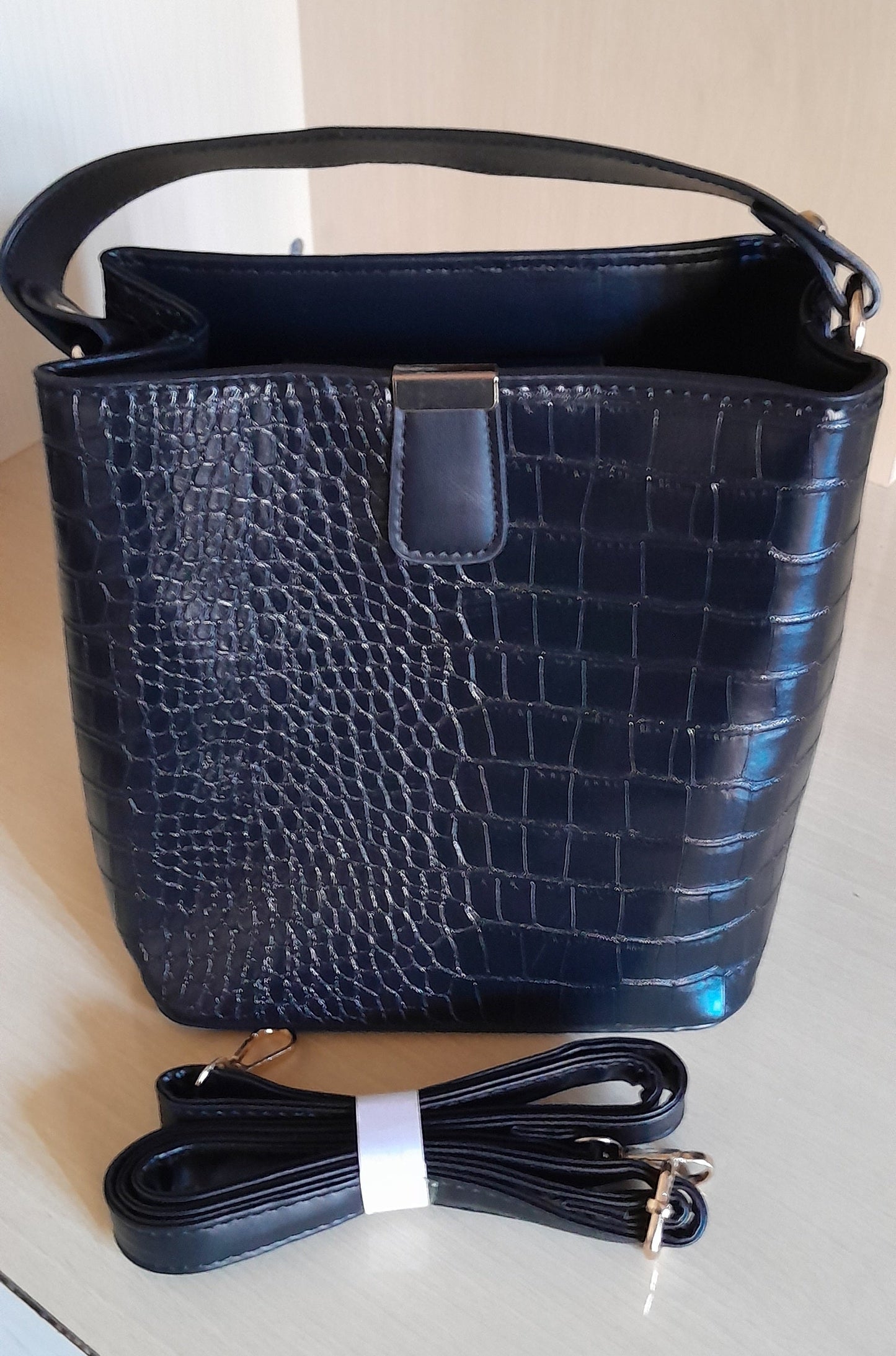 Bolsa Feminina Saco Textura Croco Preta – Elegância com Alça Dupla (Mito)
