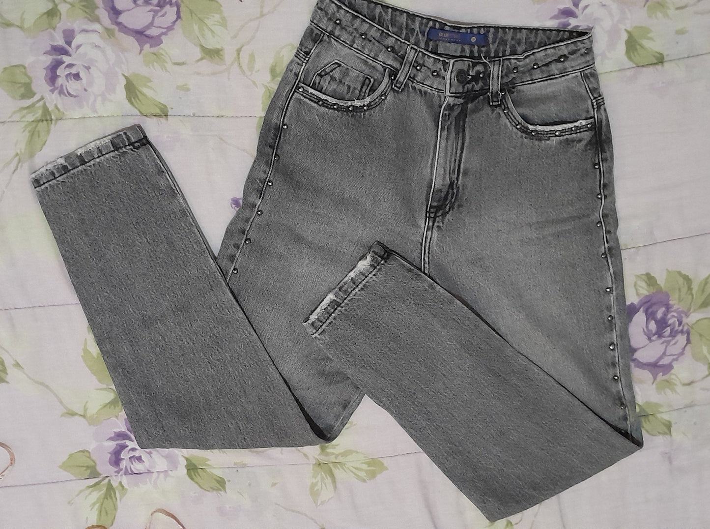 Calça Jeans Mom Blue Steel Cinza com Tachas Rocker tam 34
