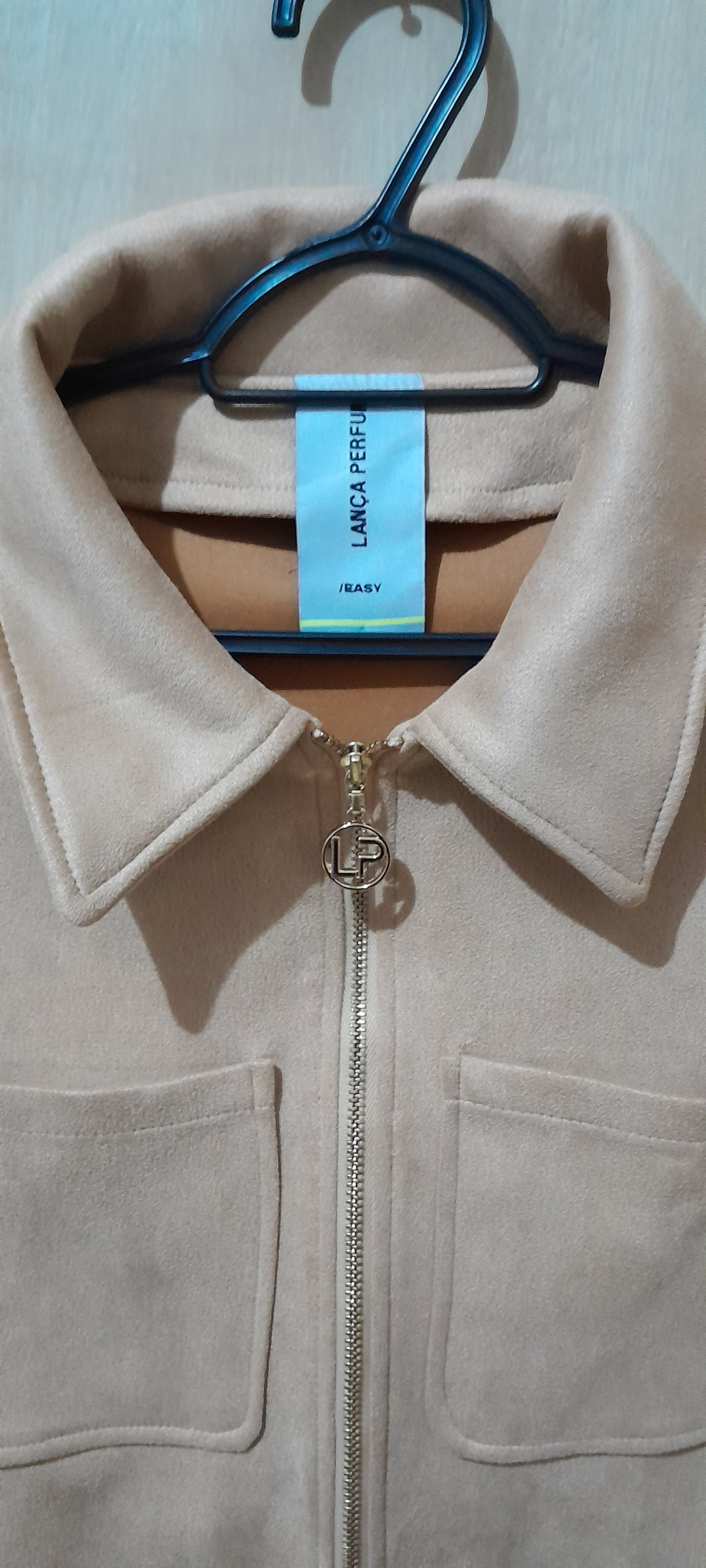 Jaqueta Cropped Lança Perfume Easy Suede Bege M Novo