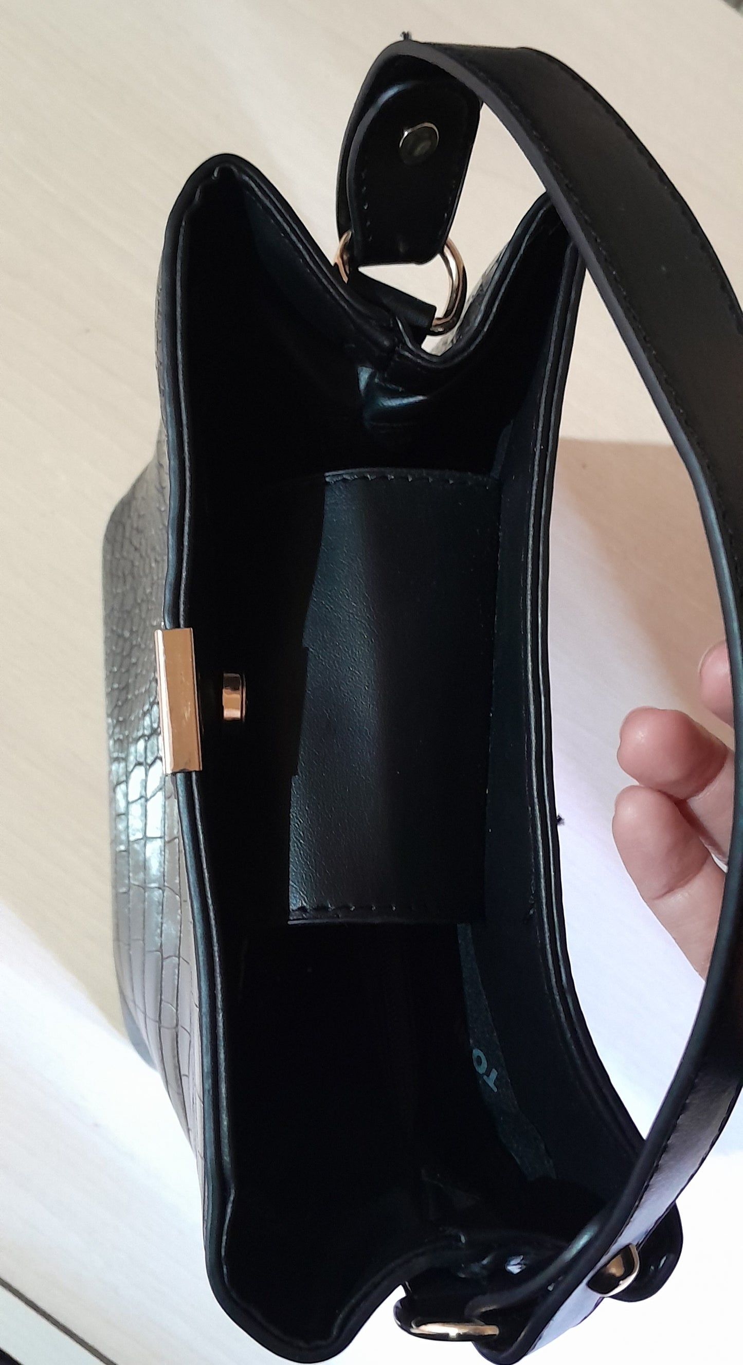 Bolsa de Mão e Transversal com Textura Croco - Preta