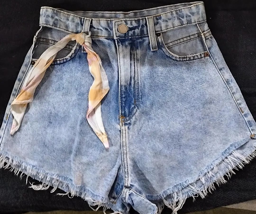 🌟 Short Jeans High Waist com Barra Desfiada e Lenço – Tam 34