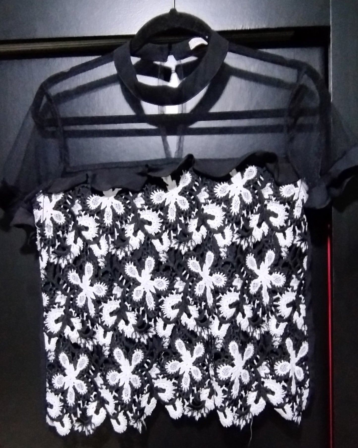 Blusinha Delicada em Renda com Detalhes em Tule tam P