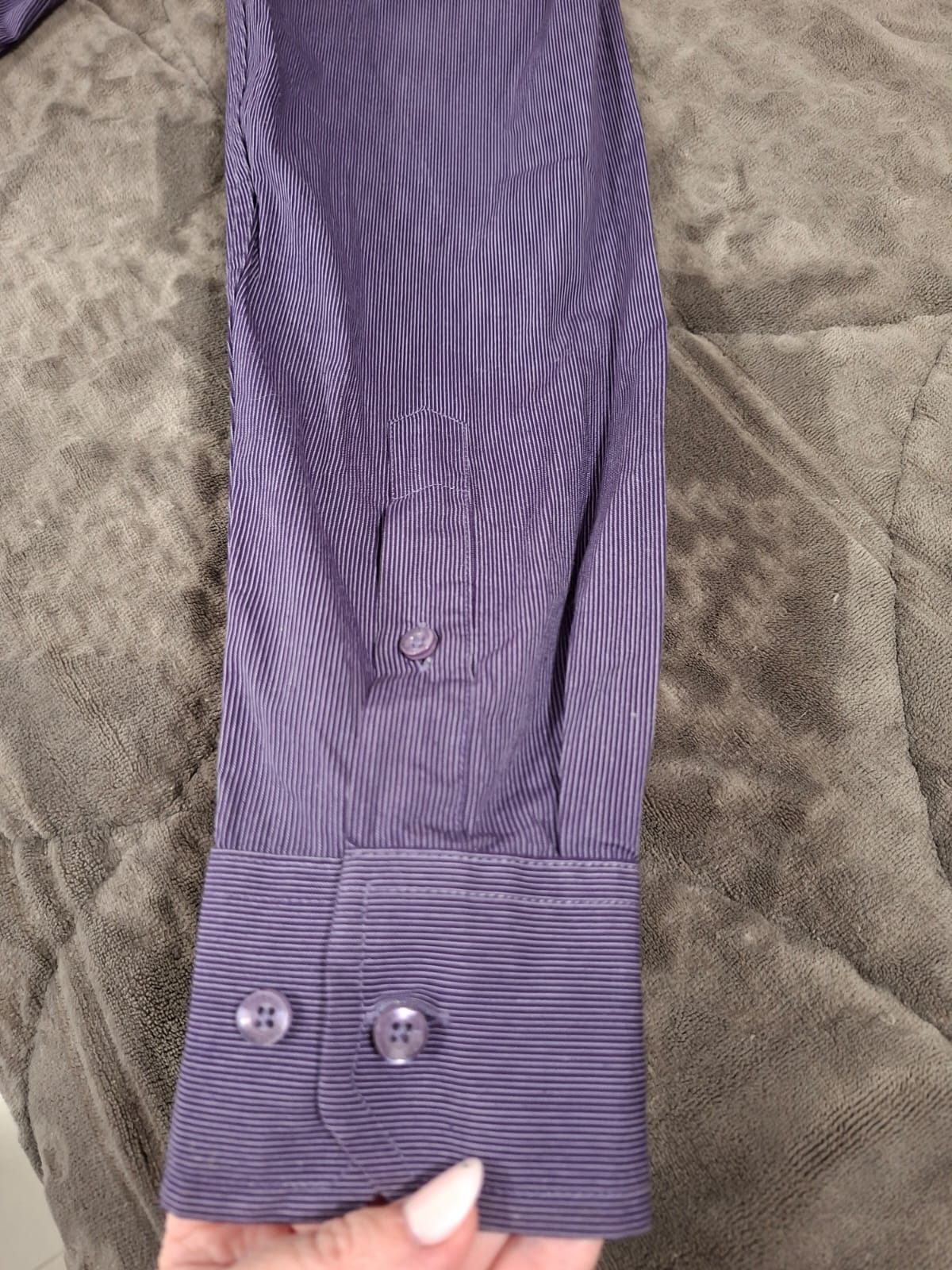 Camisa masculina da Buckman, apresenta um padrão listrado em tons de lilás, tamanho M, em ótimo estado!!!