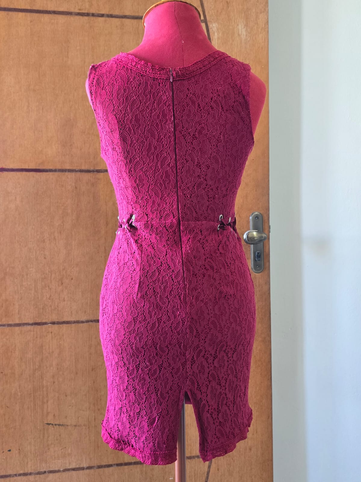 Vestido de Renda Vinho DWZ – Modelo Justo com Amarração