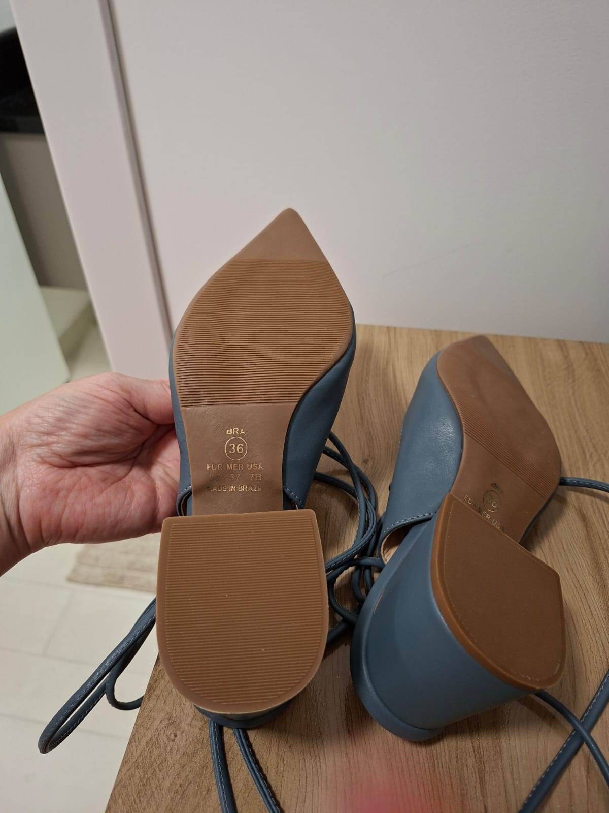 Sapato feminino na cor cinza, número 36, com cordas para amarrar, salto quadrado, novo( nunca usado), lindíssimo!!!