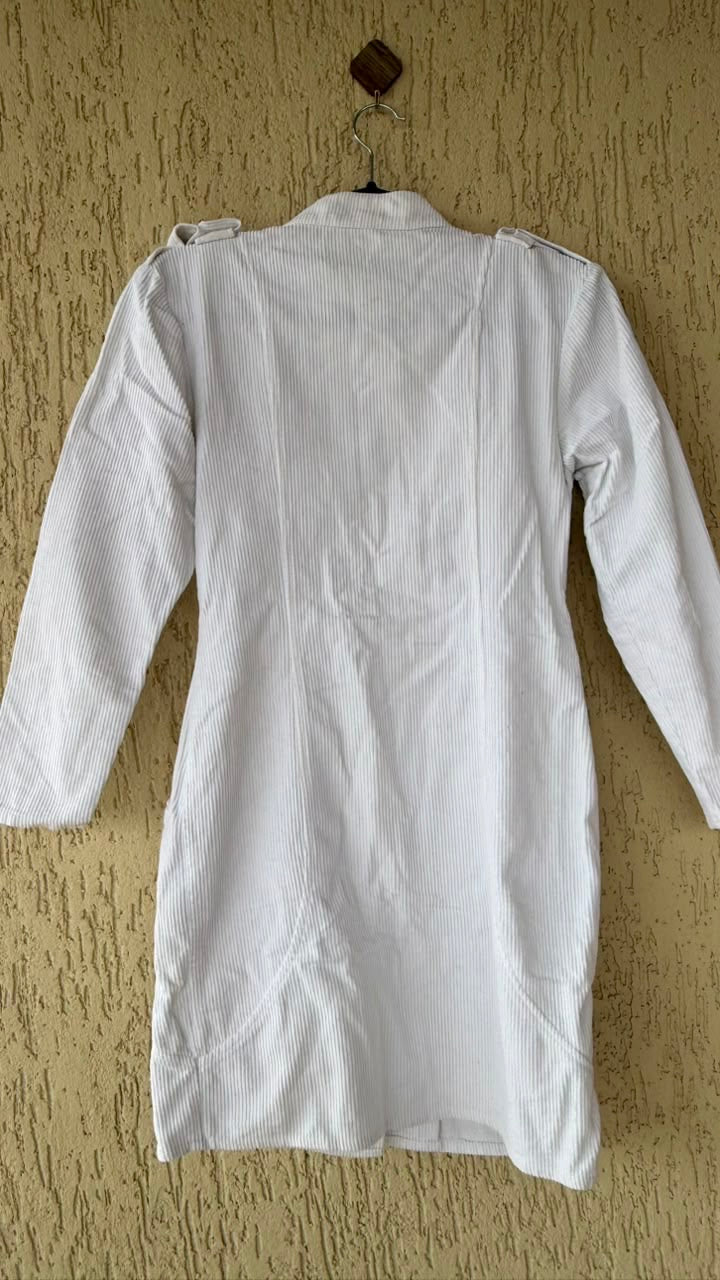 Casaco Feminino Branco em Cotelê Acinturado