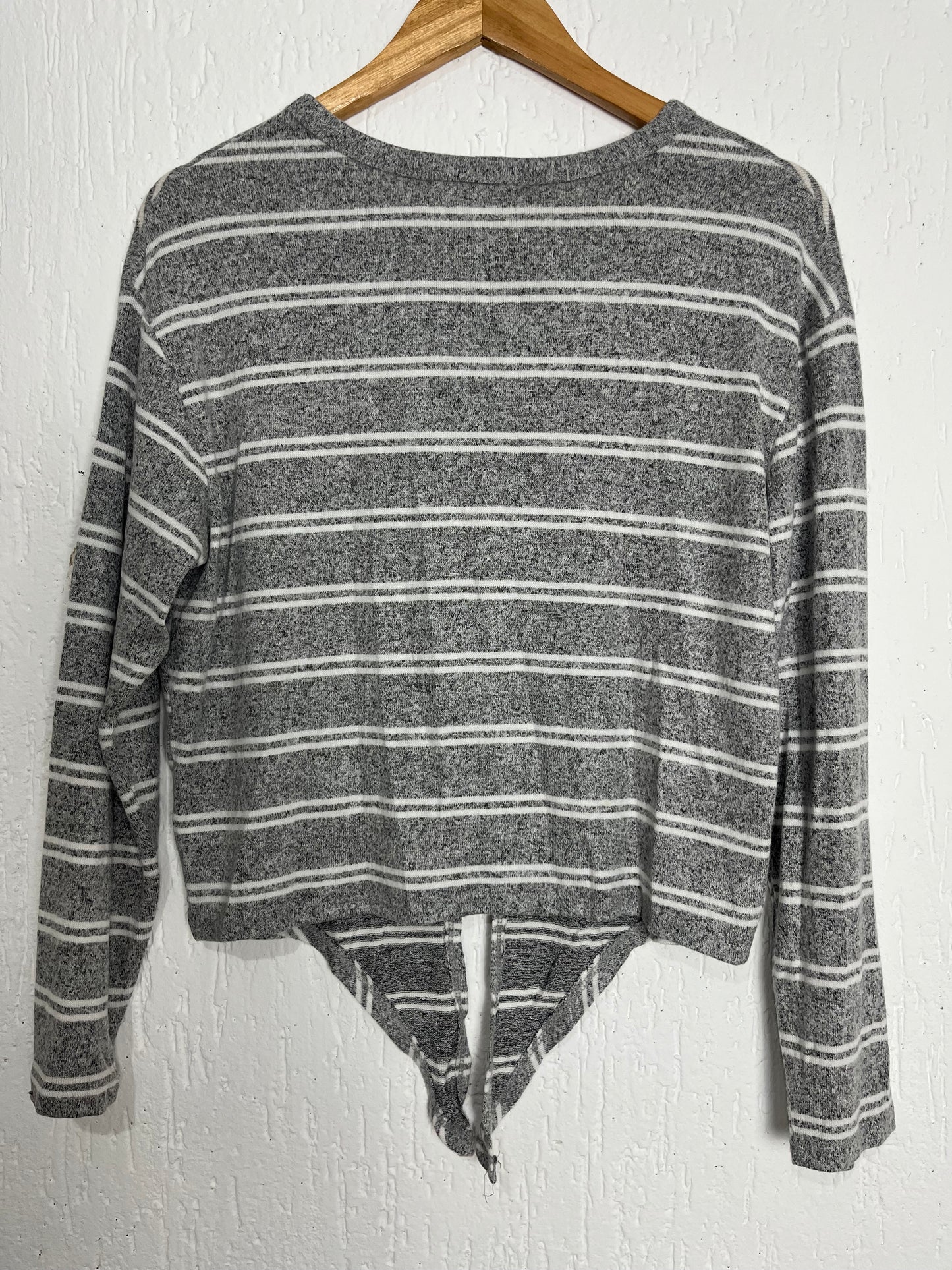 Blusa Manga Longa Listrada com Detalhe de Amarração