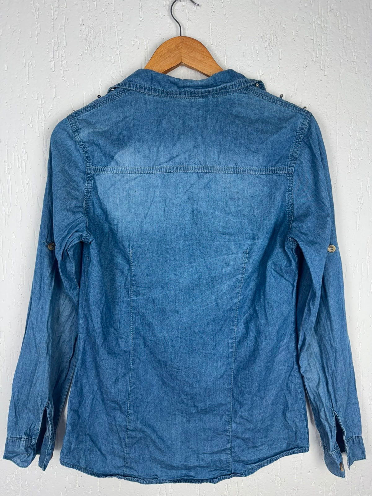 Camisa Jeans com Aplicação de Pérolas e Spikes tamanho P