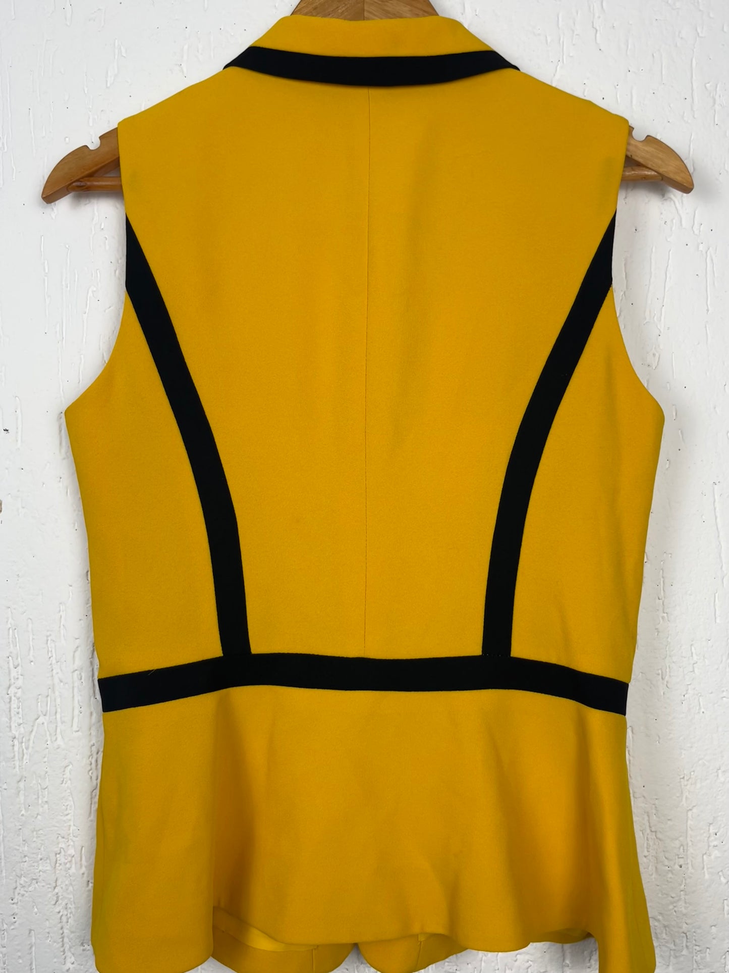 Colete Rina Rossi Amarelo Vibrante – Estilo Retrô Mod com Peplum