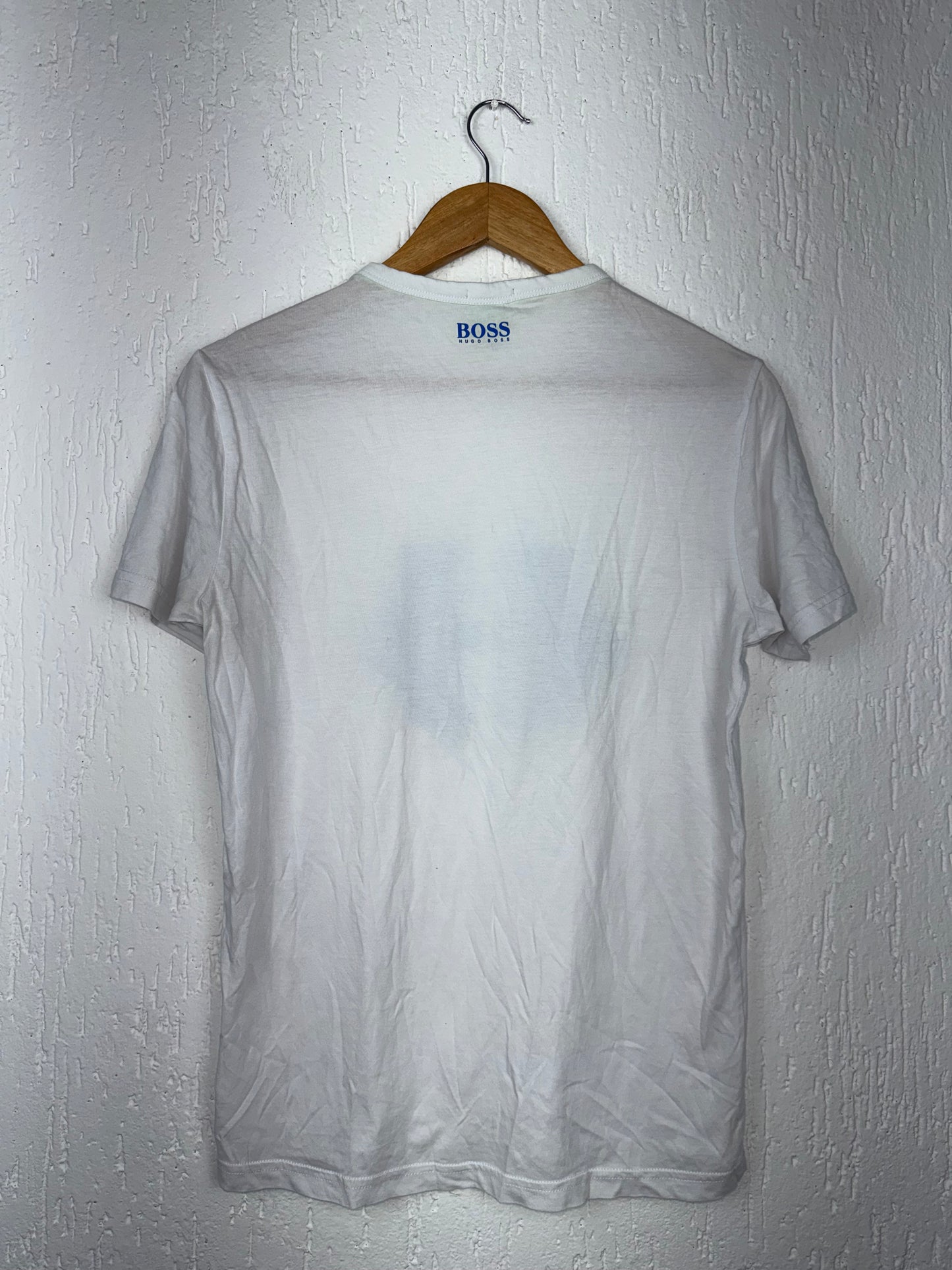 Camiseta Hugo Boss Branca com Logo Geométrico Azul