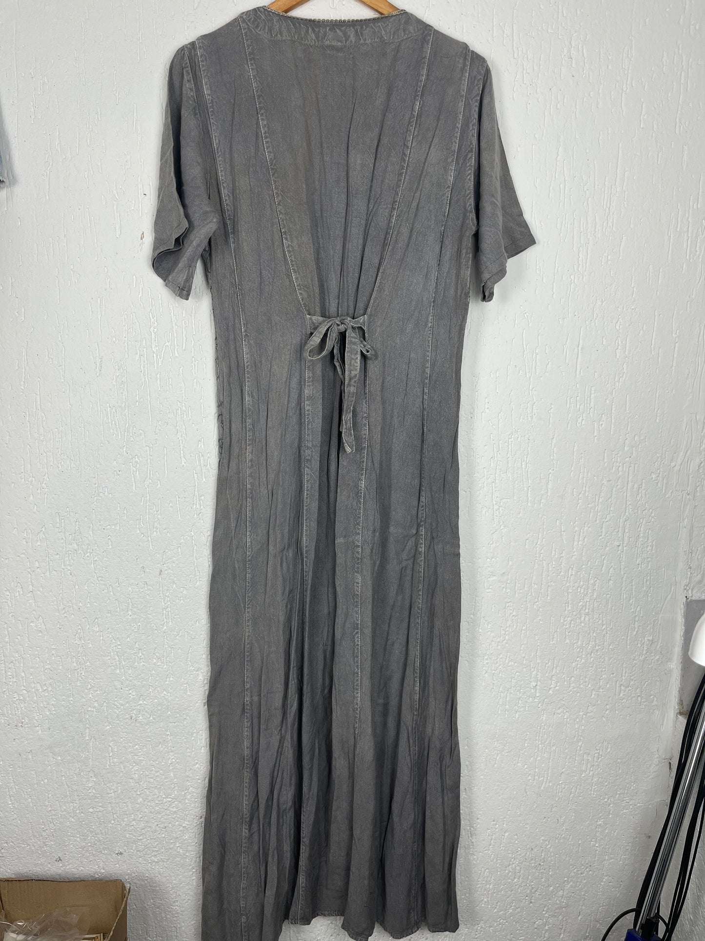 Vestido Longo 100% Viscose Cinza com Bordados e Veludo