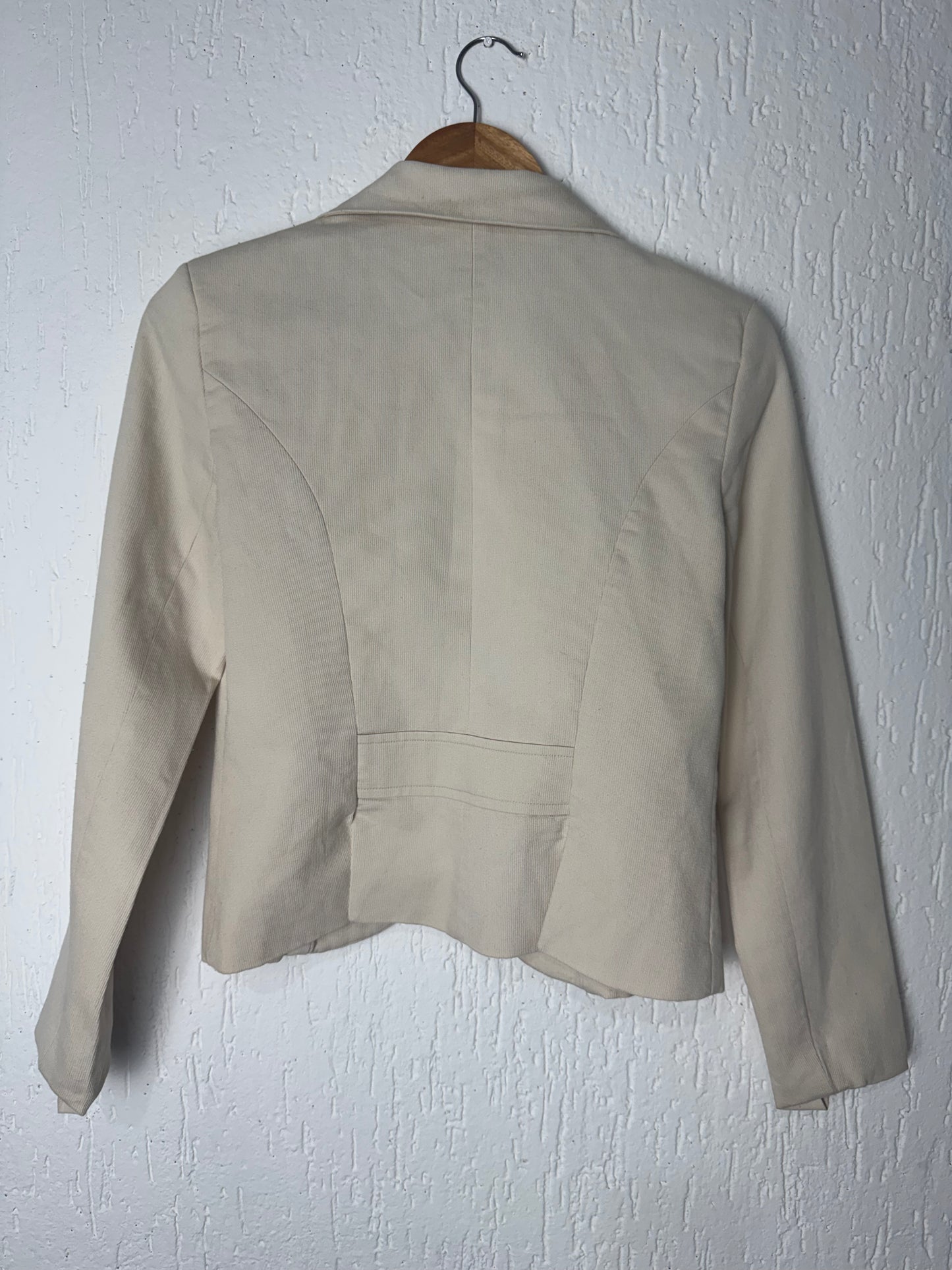 Blazer Feminino Off-White Estruturado com Fecho de Gancho Ornamental