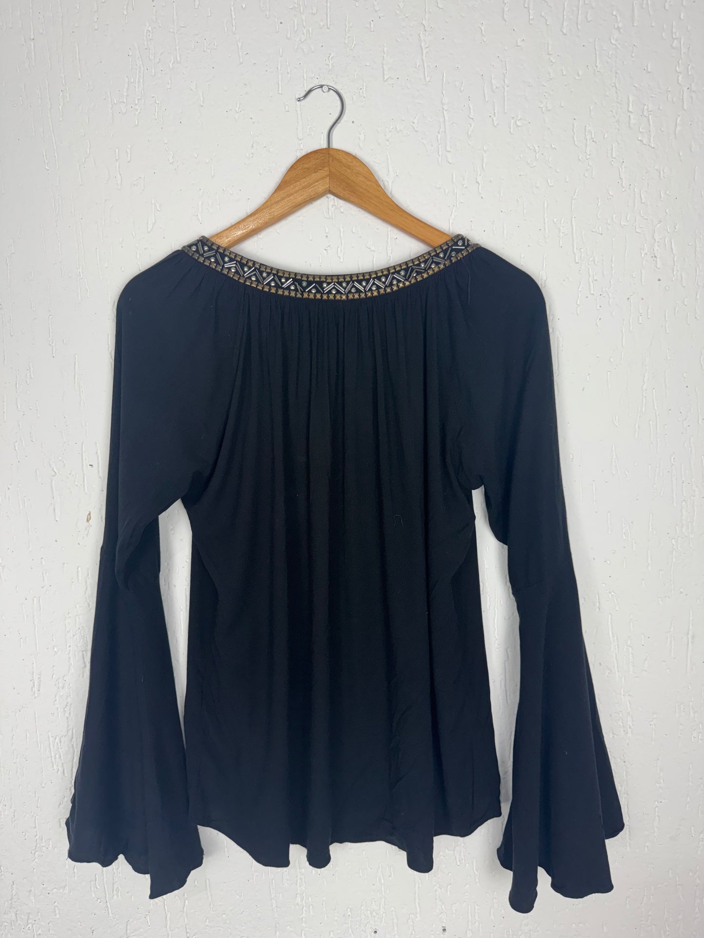 Bata Preta Boho Chic com Pedrarias e Manga Sino