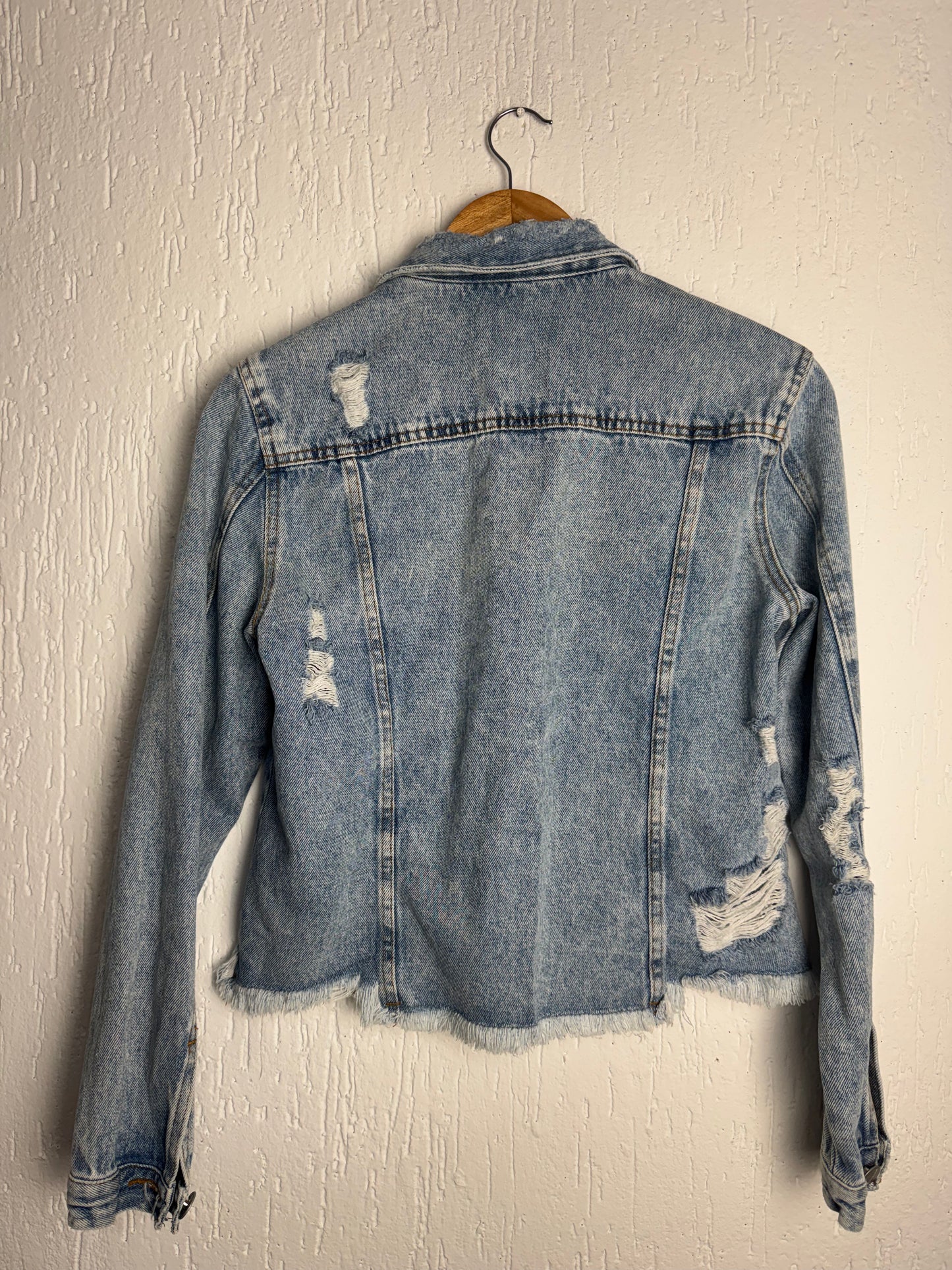 Jaqueta Jeans Destroyed com Barra Desfiada Blue Steel Feminina