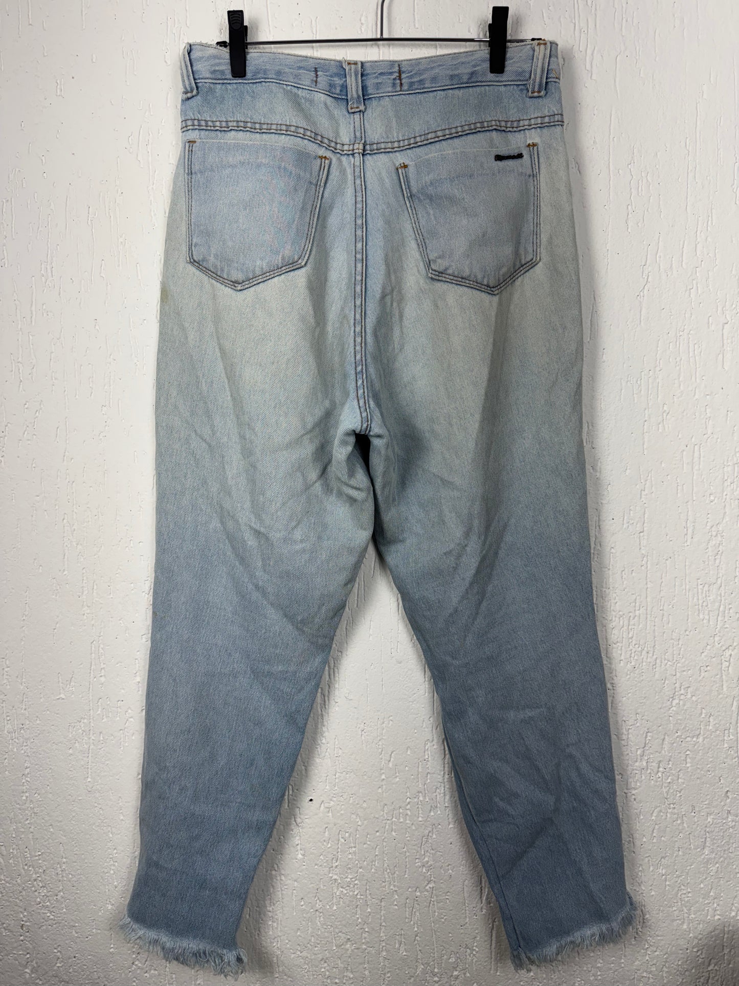 Calça Mom Jeans Destroyed Feminina Cintura Alta com Ilhoses Revest