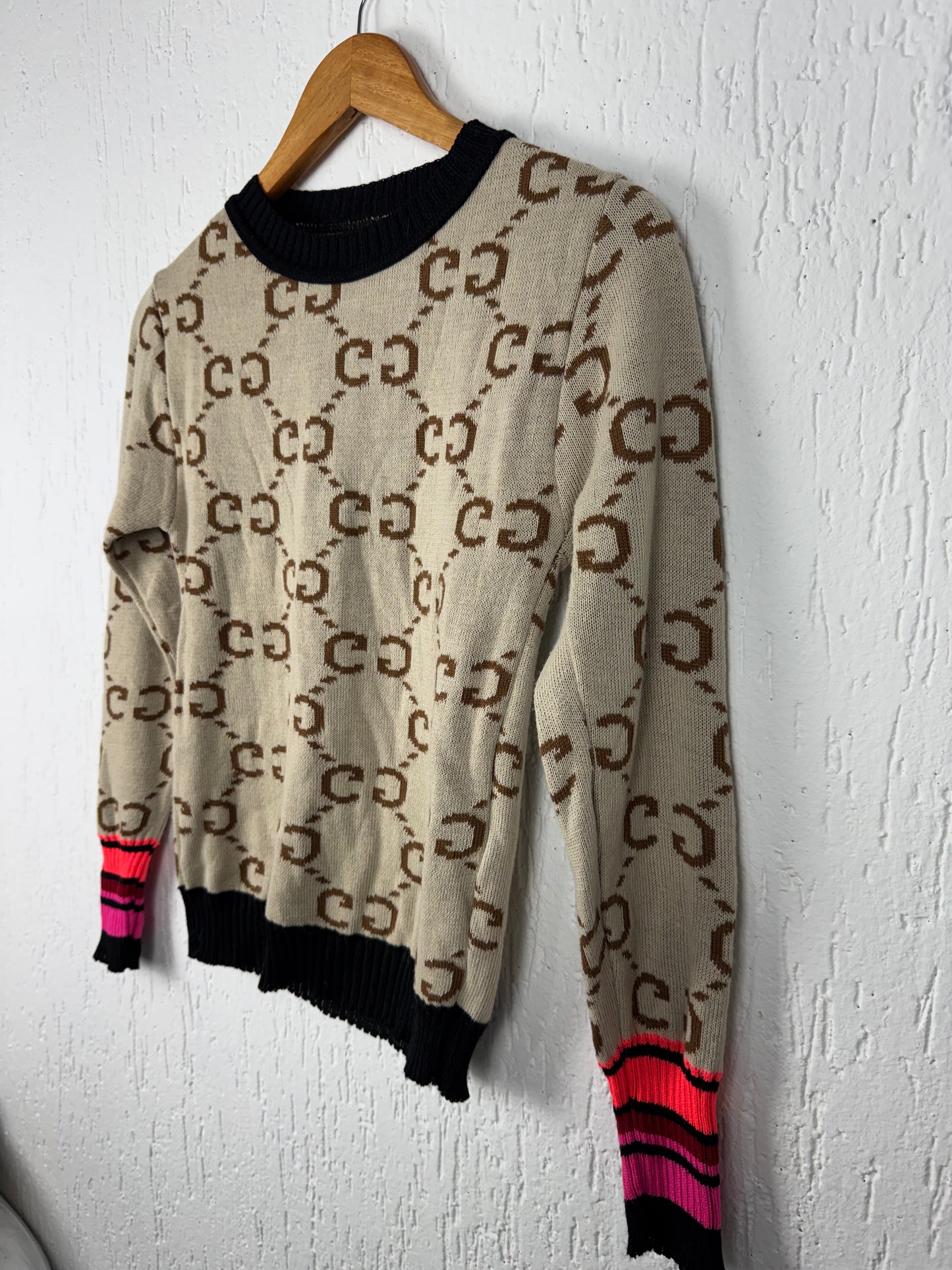 Suéter Tricot Bege Estampa Monograma com Punhos Neon