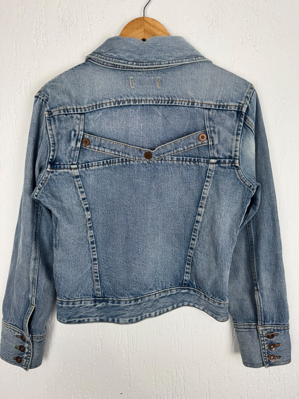 Jaqueta Jeans Estonada com Bolsos Utilitários – Azul Claro Tamanho M
