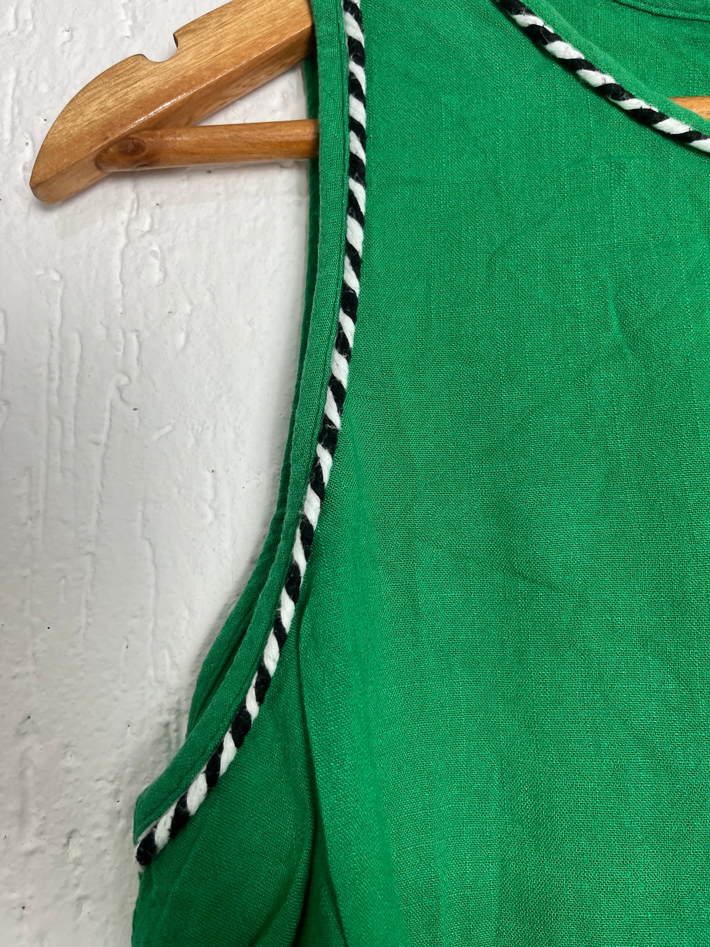 Regata Verde Vibrante - Detalhes Trançados P&B