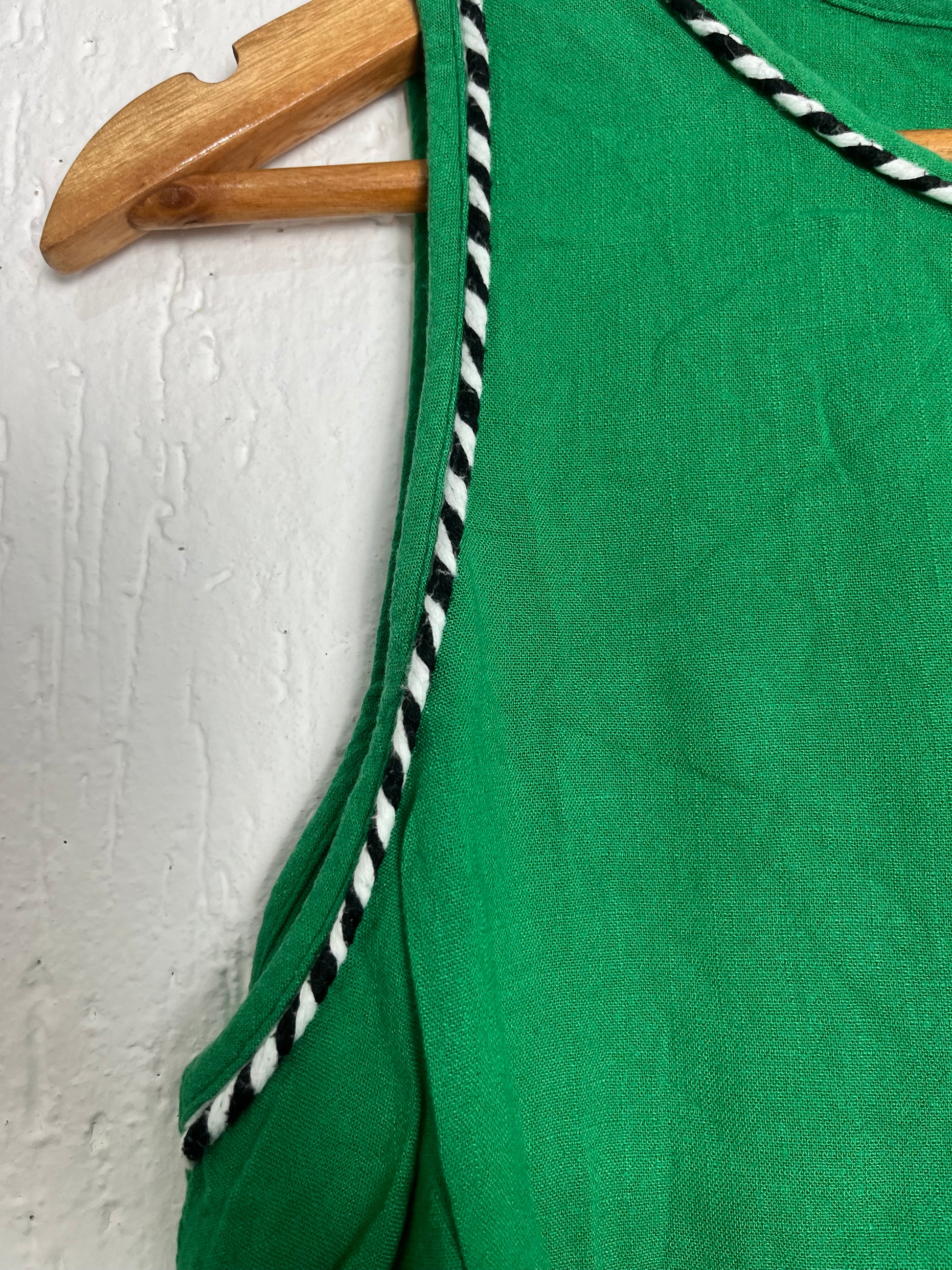 Regata Verde Vibrante - Detalhes Trançados P&B