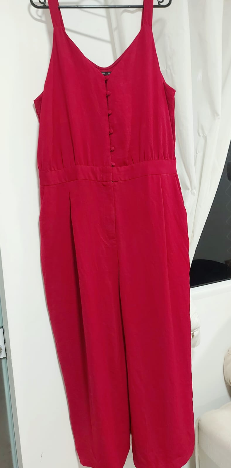 Macacão pantalona Cortelle na cor marsala, tamanho GG, com botões no busto e um caimento perfeito!