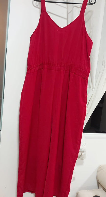 Macacão pantalona Cortelle na cor marsala, tamanho GG, com botões no busto e um caimento perfeito!