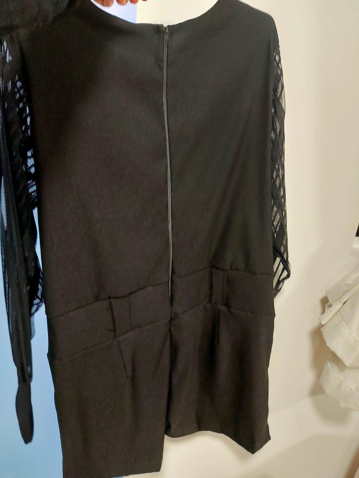 Macacão preto tamanho 42, com mangas no tule trabalhado,detalhe trançado no busto, lindo e sofisticado