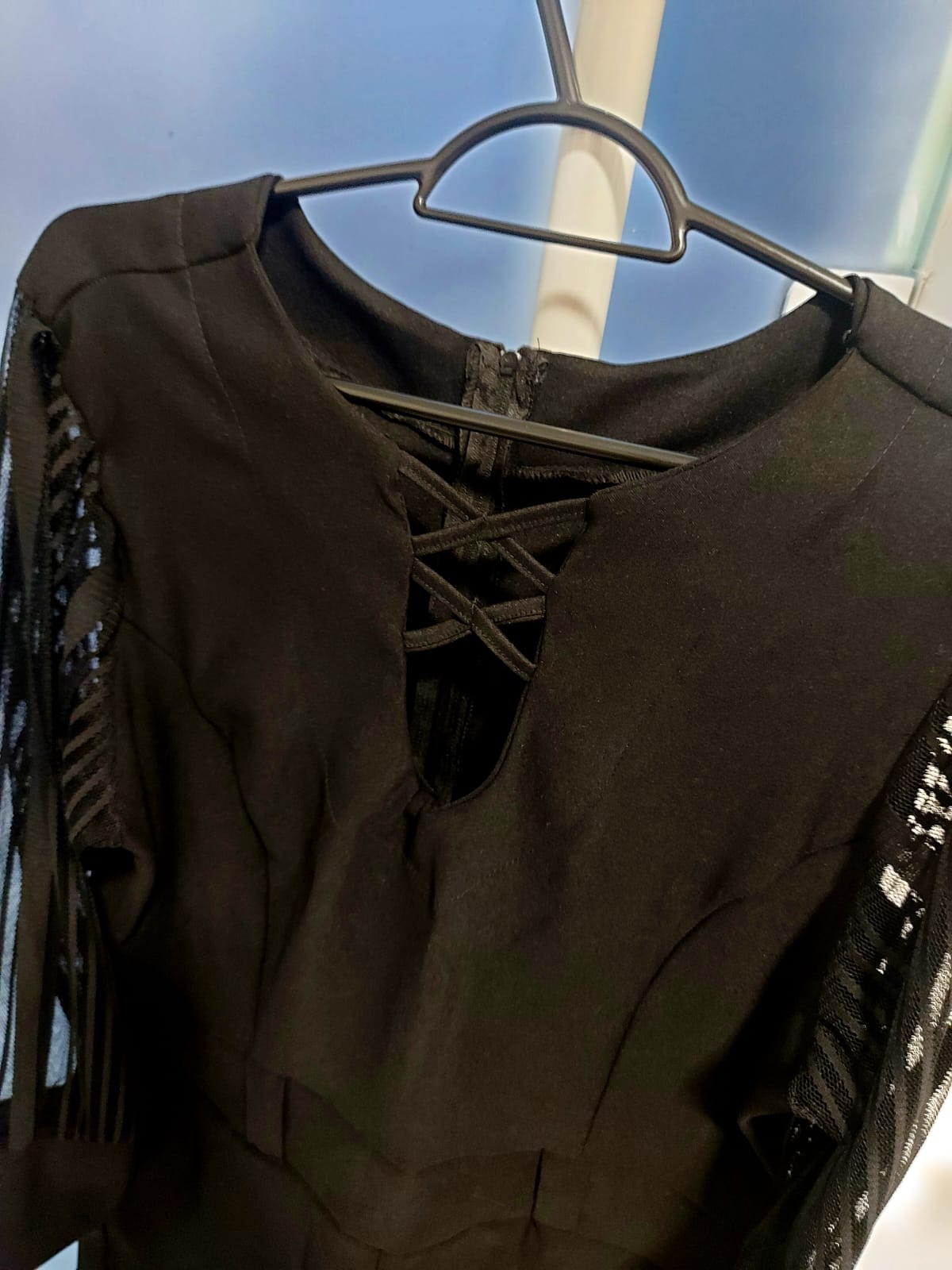 Macacão preto tamanho 42, com mangas no tule trabalhado,detalhe trançado no busto, lindo e sofisticado