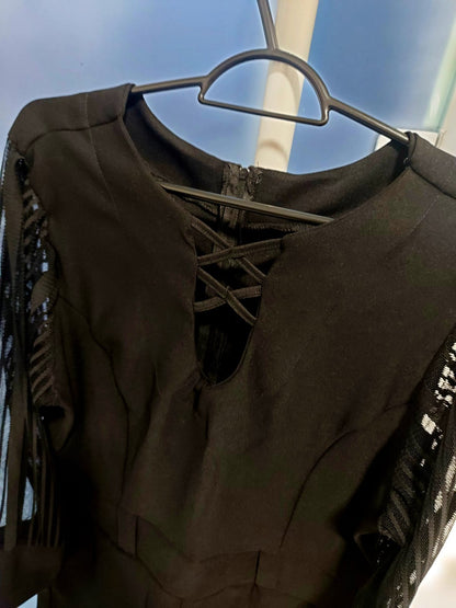 Macacão preto tamanho 42, com mangas no tule trabalhado,detalhe trançado no busto, lindo e sofisticado