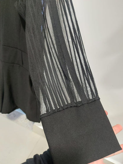 Macacão preto tamanho 42, com mangas no tule trabalhado,detalhe trançado no busto, lindo e sofisticado