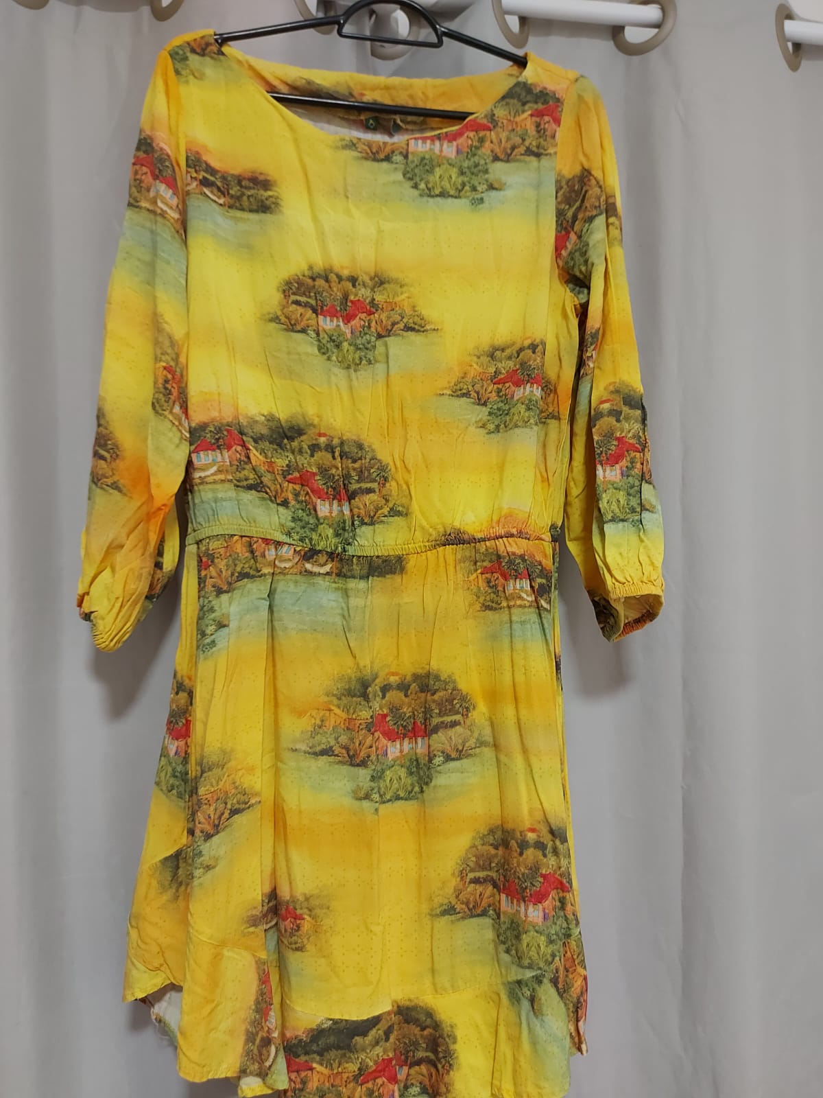 Vestido curto manga longa Farm_ estampa casinhas tropicais, tamanho G de etiqueta mas serve um M