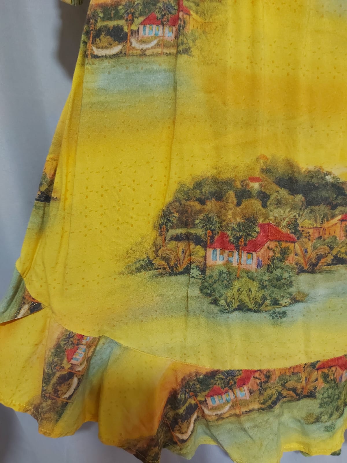 Vestido curto manga longa Farm_ estampa casinhas tropicais, tamanho G de etiqueta mas serve um M