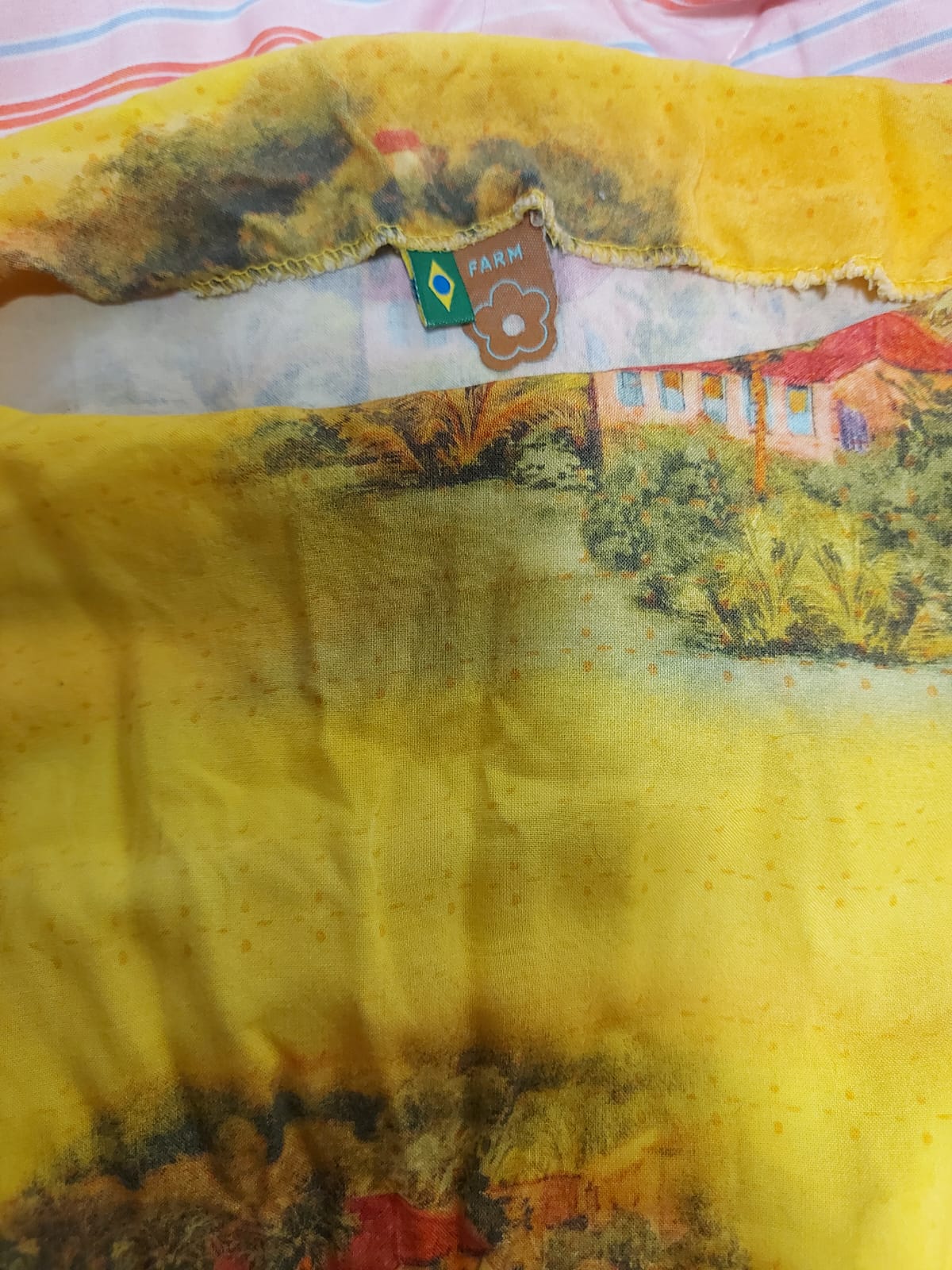 Vestido curto manga longa Farm_ estampa casinhas tropicais, tamanho G de etiqueta mas serve um M