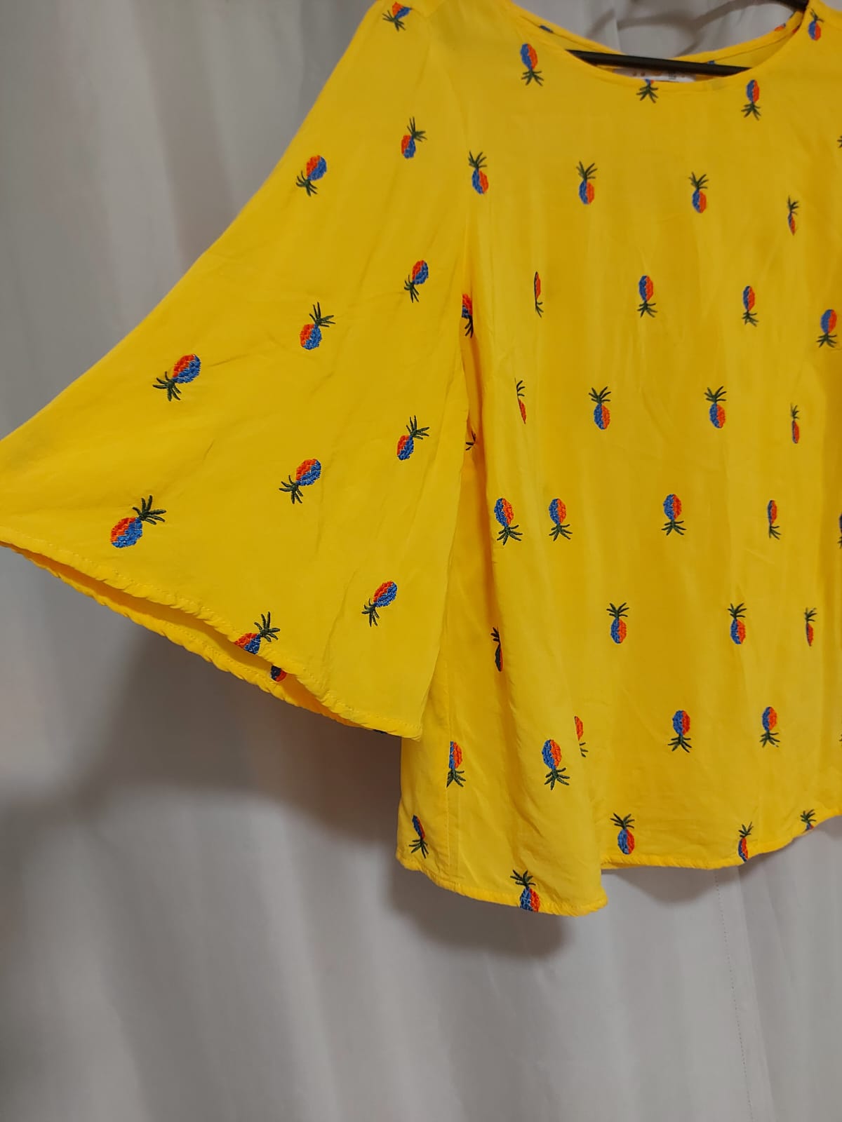 Blusa Cantão tamanho G nessa cor vibrante de amarelo com mini abacaxis bordados