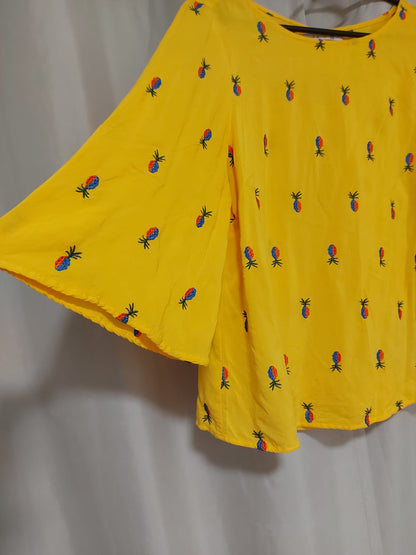 Blusa Cantão tamanho G nessa cor vibrante de amarelo com mini abacaxis bordados