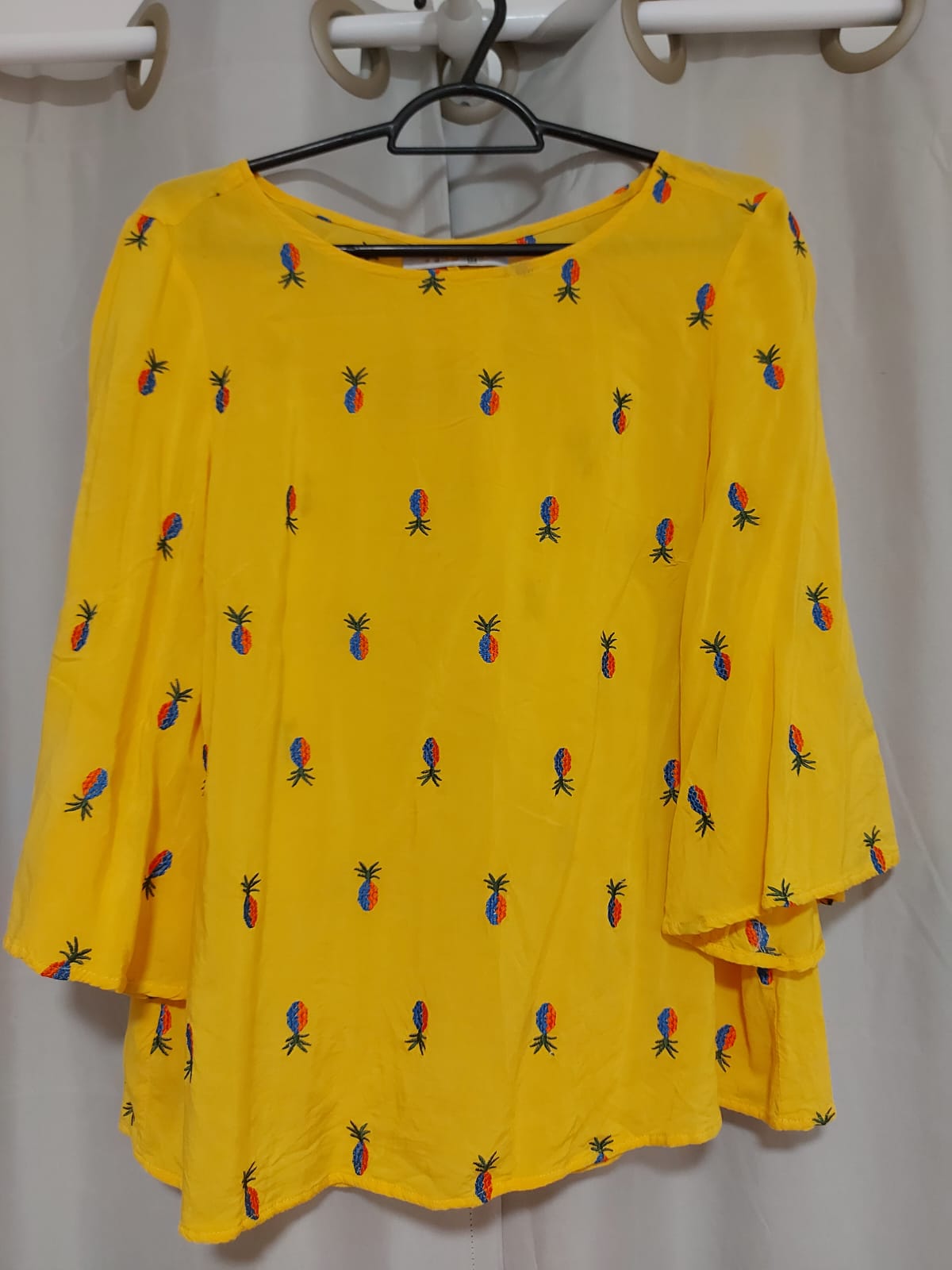Blusa Cantão tamanho G nessa cor vibrante de amarelo com mini abacaxis bordados