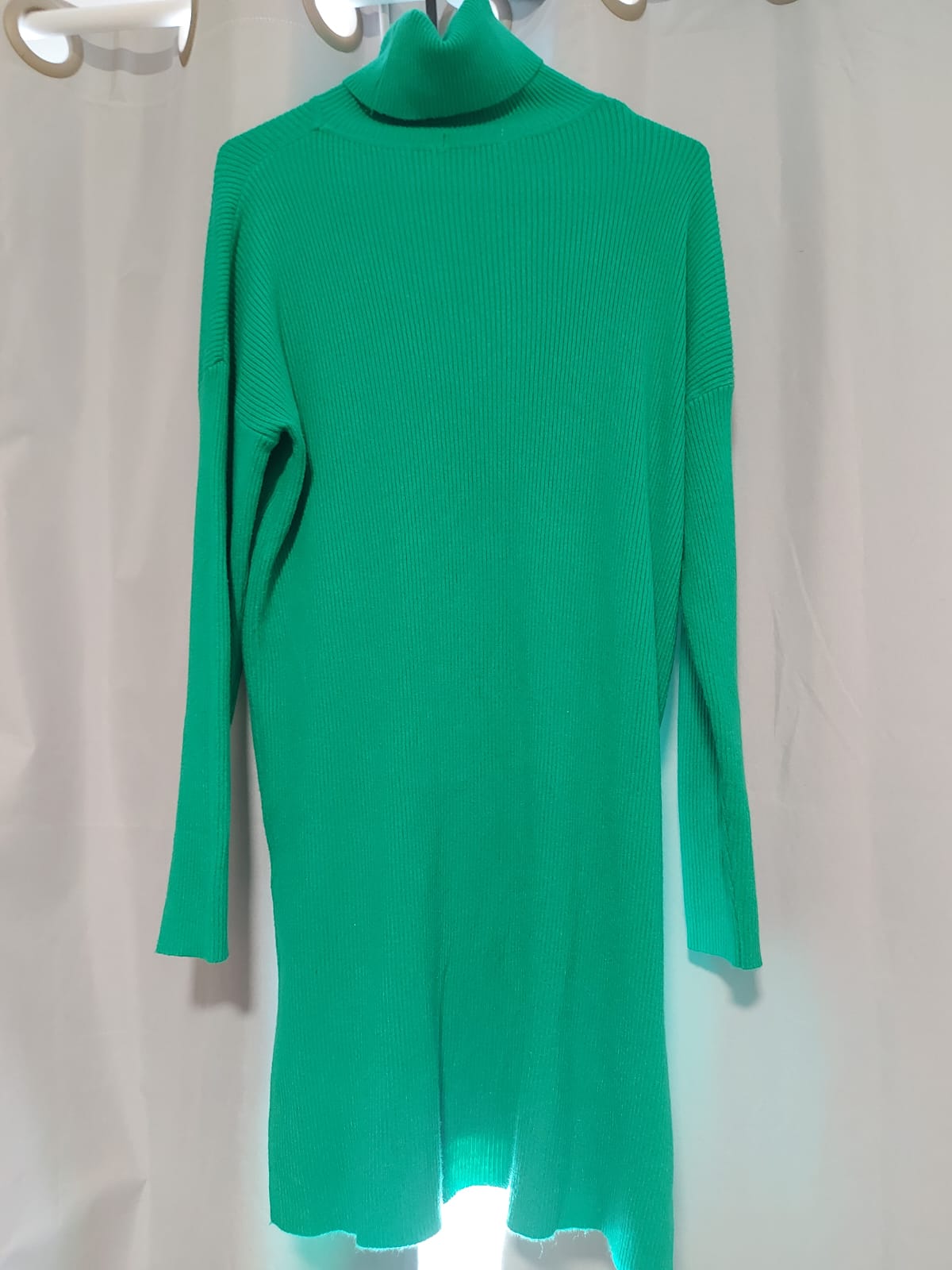 Vestido de tricô canelado da griffe Frederica Oficial, gola alta na cor verde bandeira, tamanho M, lindo, versátil, monte looks maravilhosos inspirado na copa do mundo!!! Peça nova, nunca usada