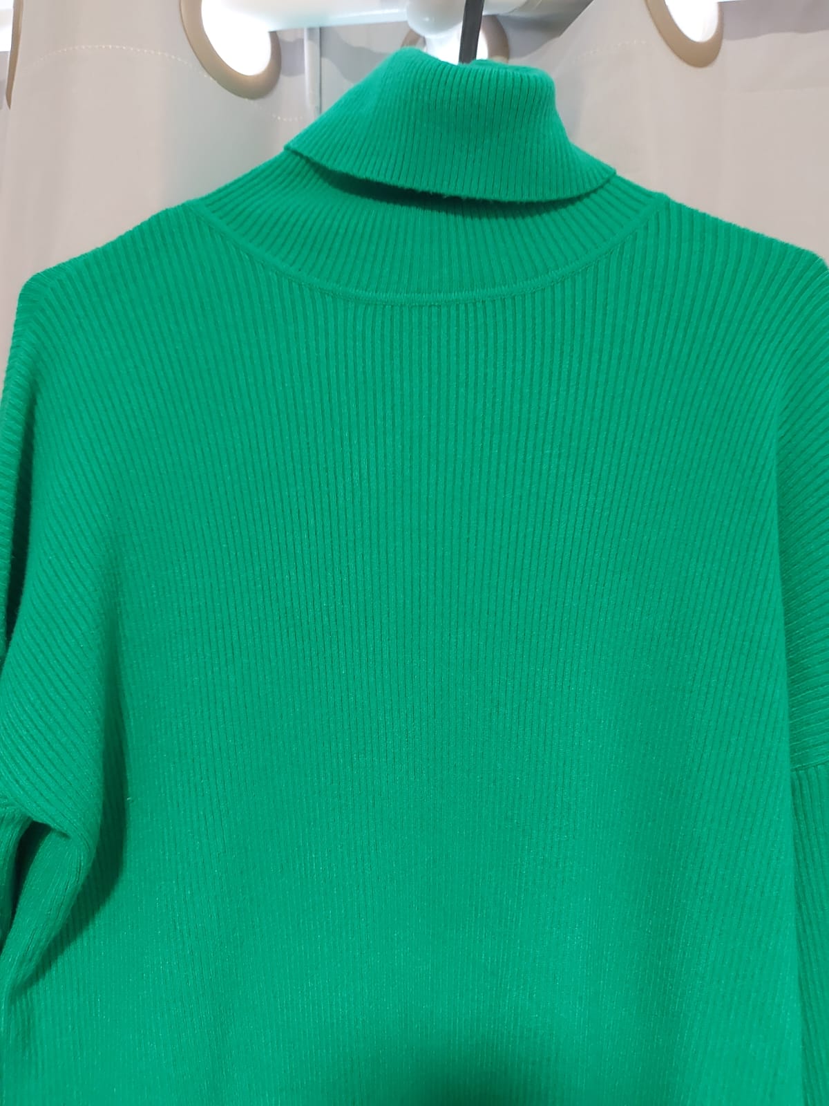 Vestido de tricô canelado da griffe Frederica Oficial, gola alta na cor verde bandeira, tamanho M, lindo, versátil, monte looks maravilhosos inspirado na copa do mundo!!! Peça nova, nunca usada