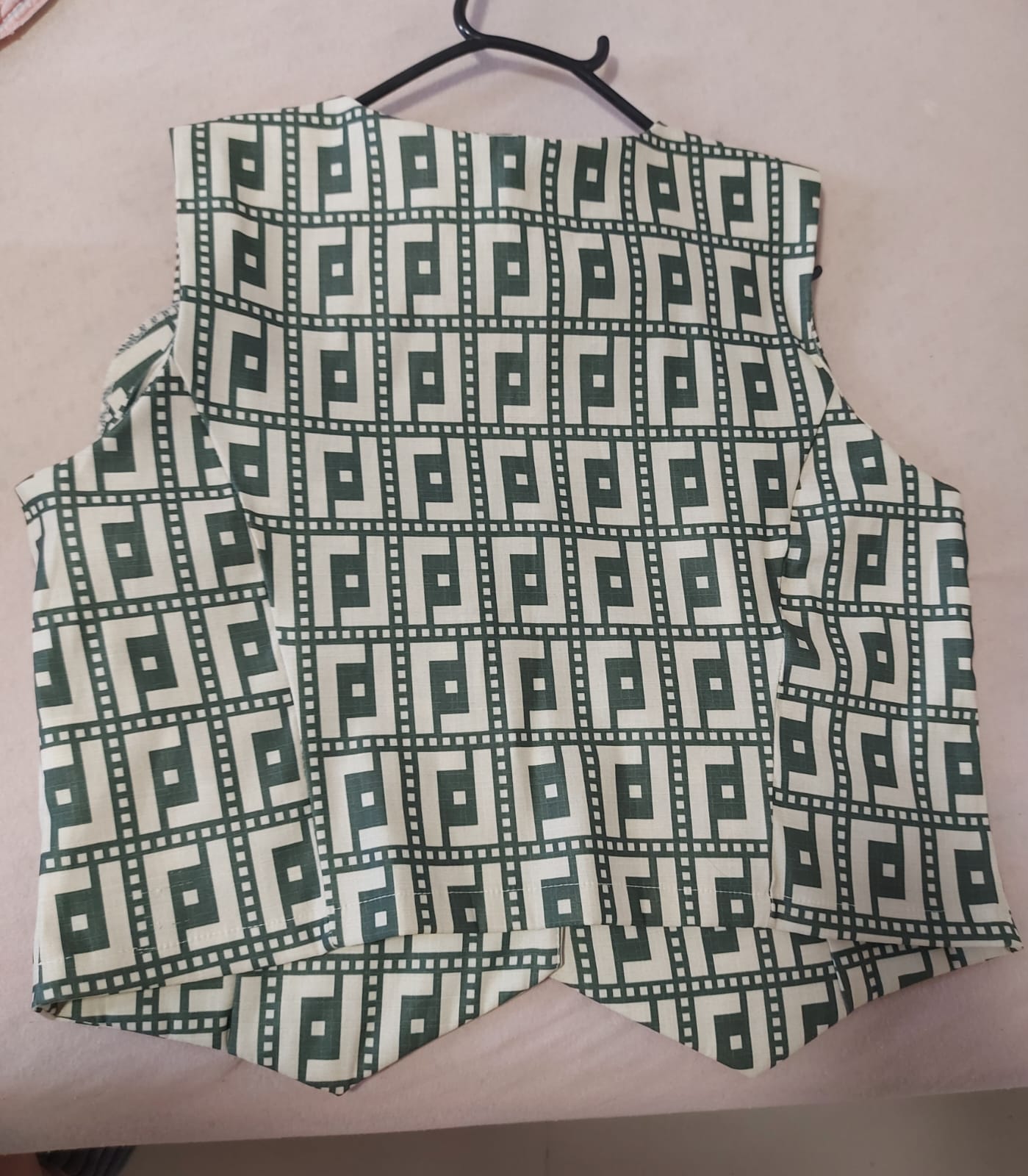Colete alfaiataria quadriculado verde e off wite, tamanho G2, lindíssimo, peça nova, na etiqueta com valor de desapego!!!