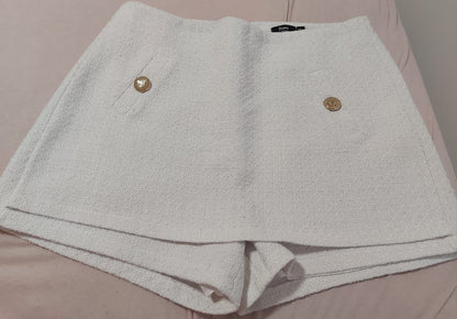 Short saia Mamô em twed na cor off wite, com botões dourados,tamanho 44, elegante, sofisticado e atemporal