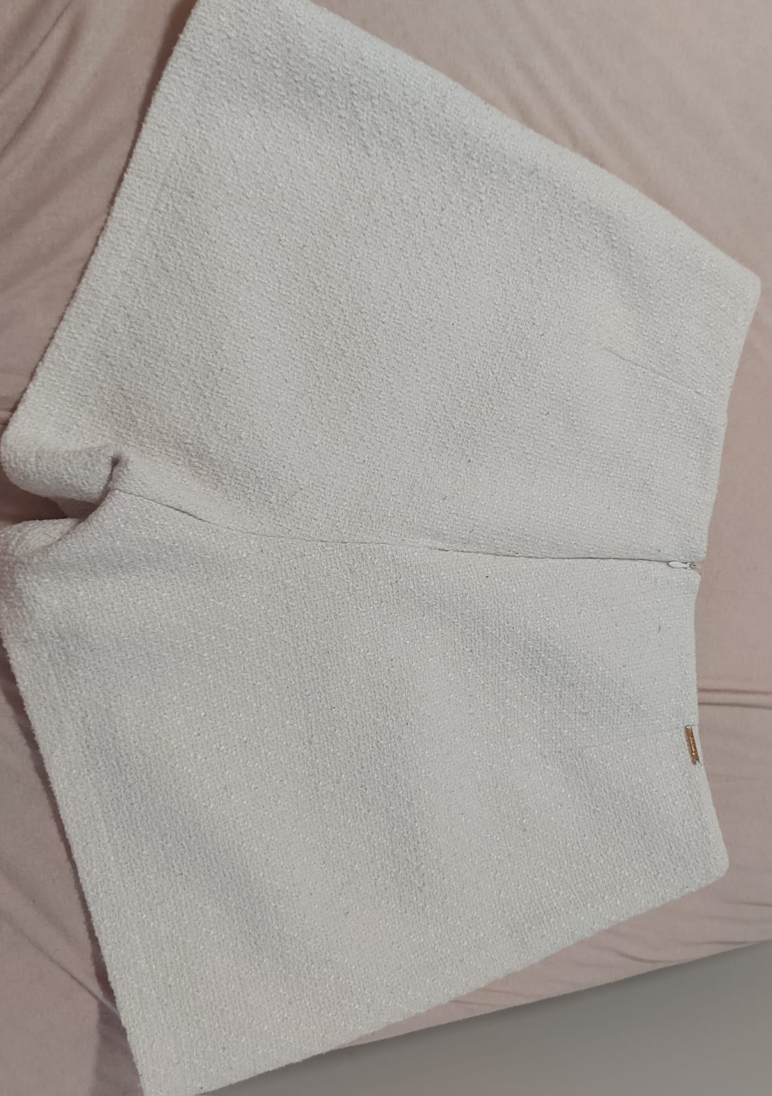 Short saia Mamô em twed na cor off wite, com botões dourados,tamanho 44, elegante, sofisticado e atemporal