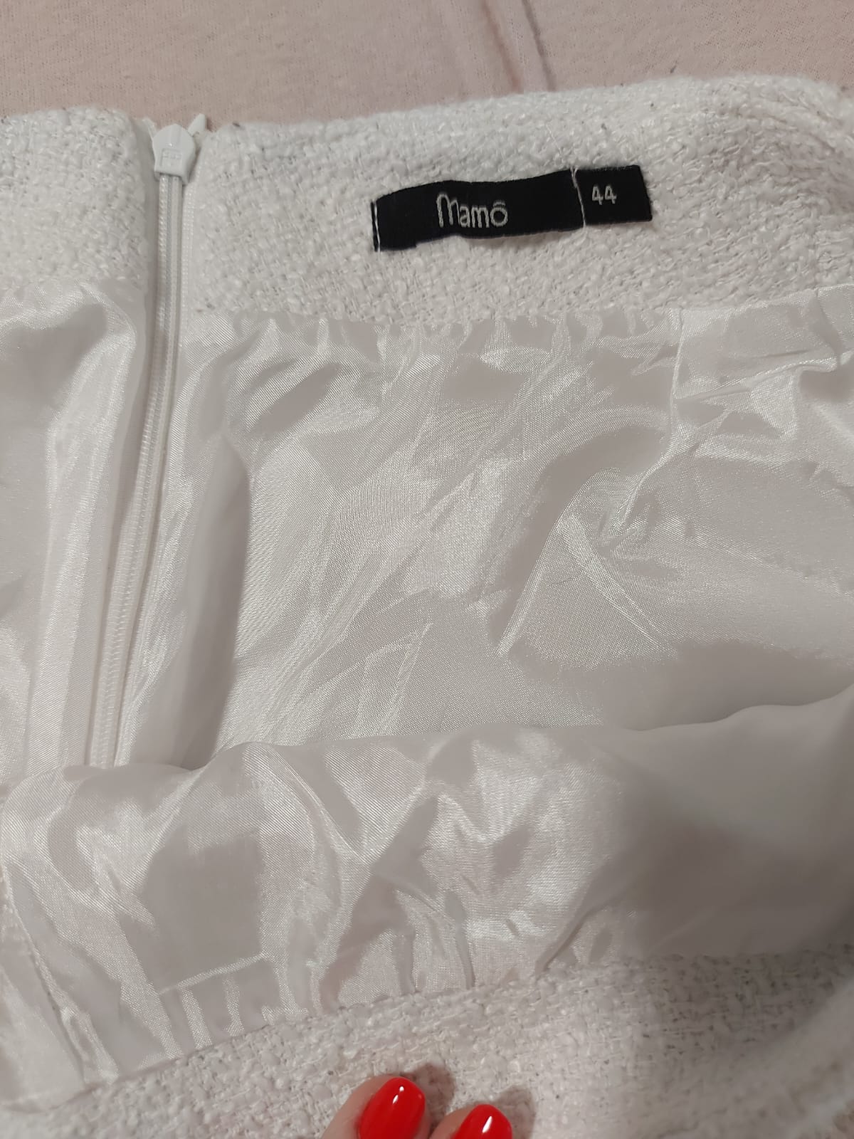 Short saia Mamô em twed na cor off wite, com botões dourados,tamanho 44, elegante, sofisticado e atemporal
