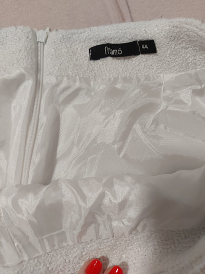 Short saia Mamô em twed na cor off wite, com botões dourados,tamanho 44, elegante, sofisticado e atemporal