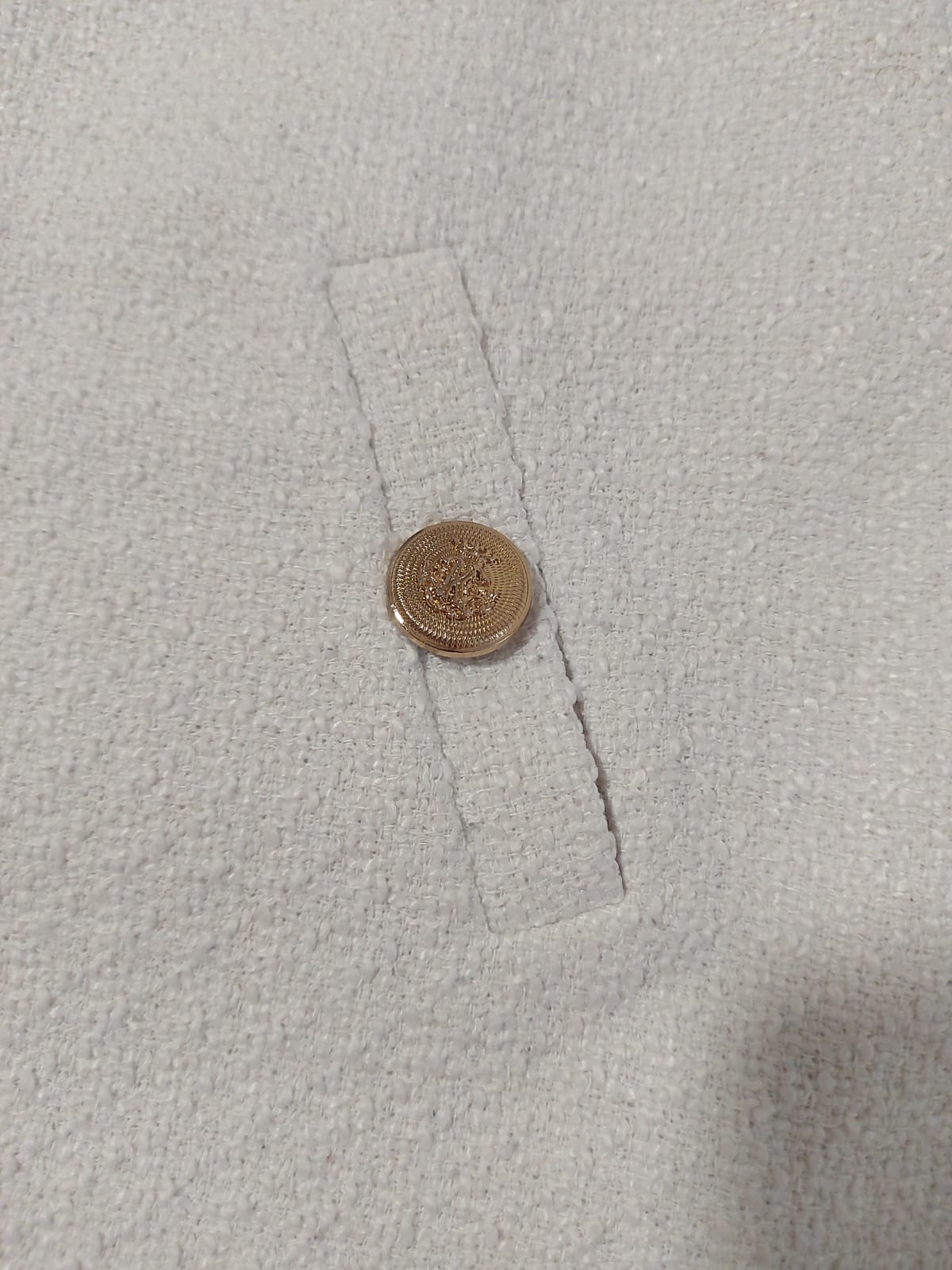 Short saia Mamô em twed na cor off wite, com botões dourados,tamanho 44, elegante, sofisticado e atemporal