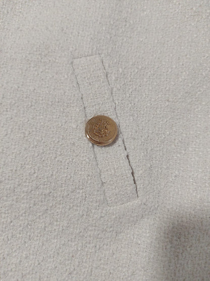 Short saia Mamô em twed na cor off wite, com botões dourados,tamanho 44, elegante, sofisticado e atemporal
